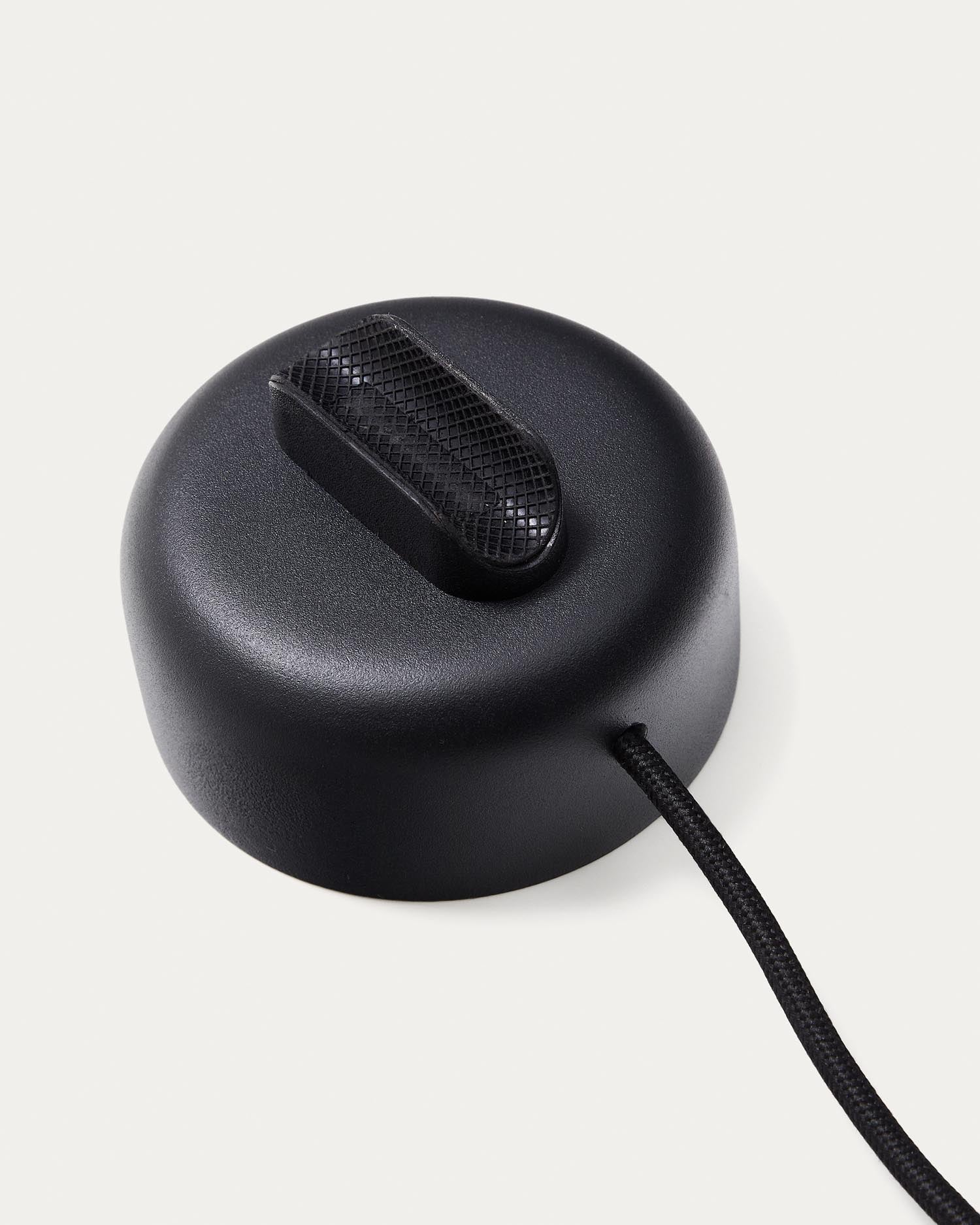 Lichtpunkt Orey aus schwarzem Metall  in Schwarz präsentiert im Onlineshop von KAQTU Design AG. Lampenschirm ist von Kave Home