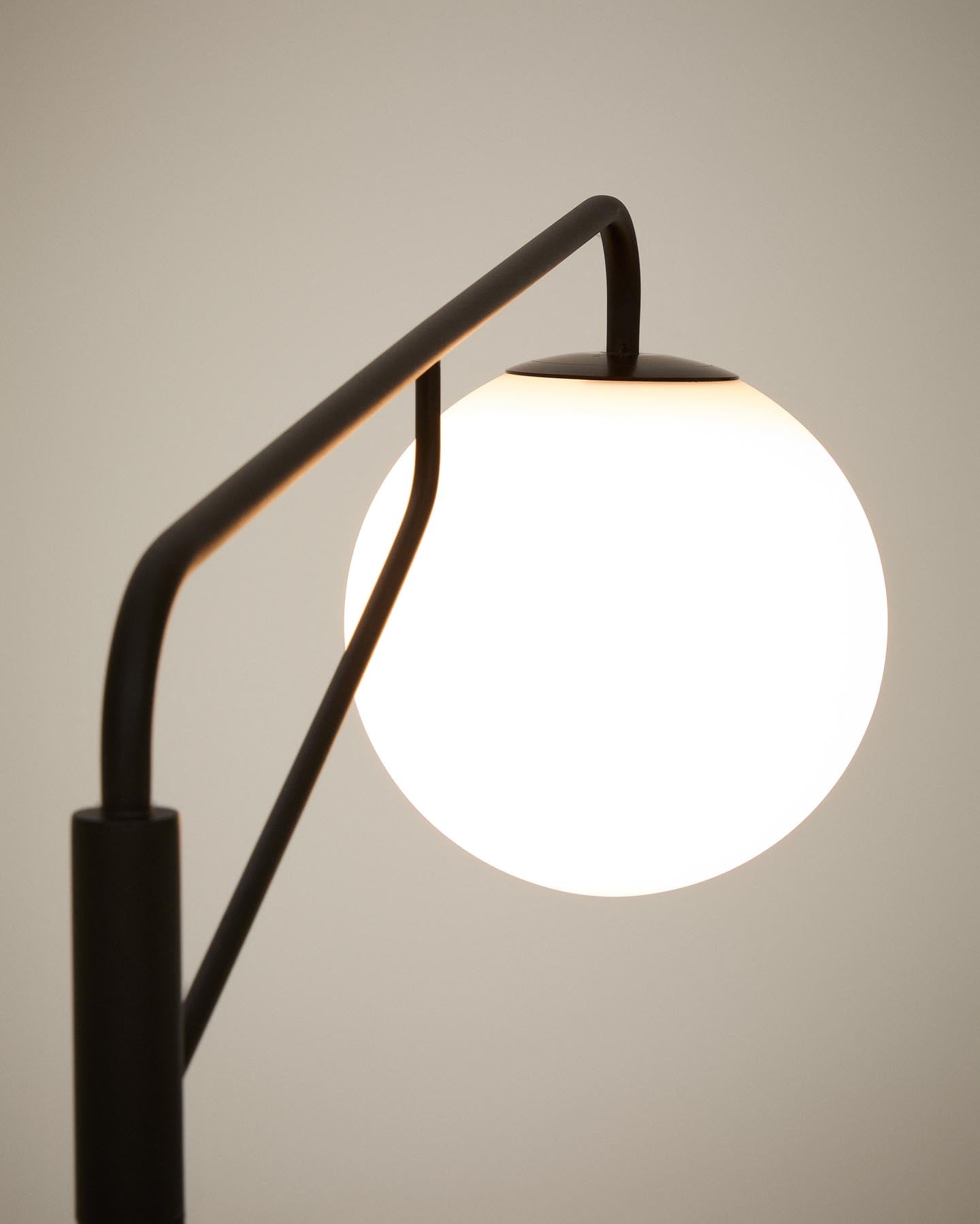 Stehlampe Eilo aus schwarzem Stahl mit Kugel aus mattiertem Glas in Schwarz präsentiert im Onlineshop von KAQTU Design AG. Stehleuchte ist von Kave Home