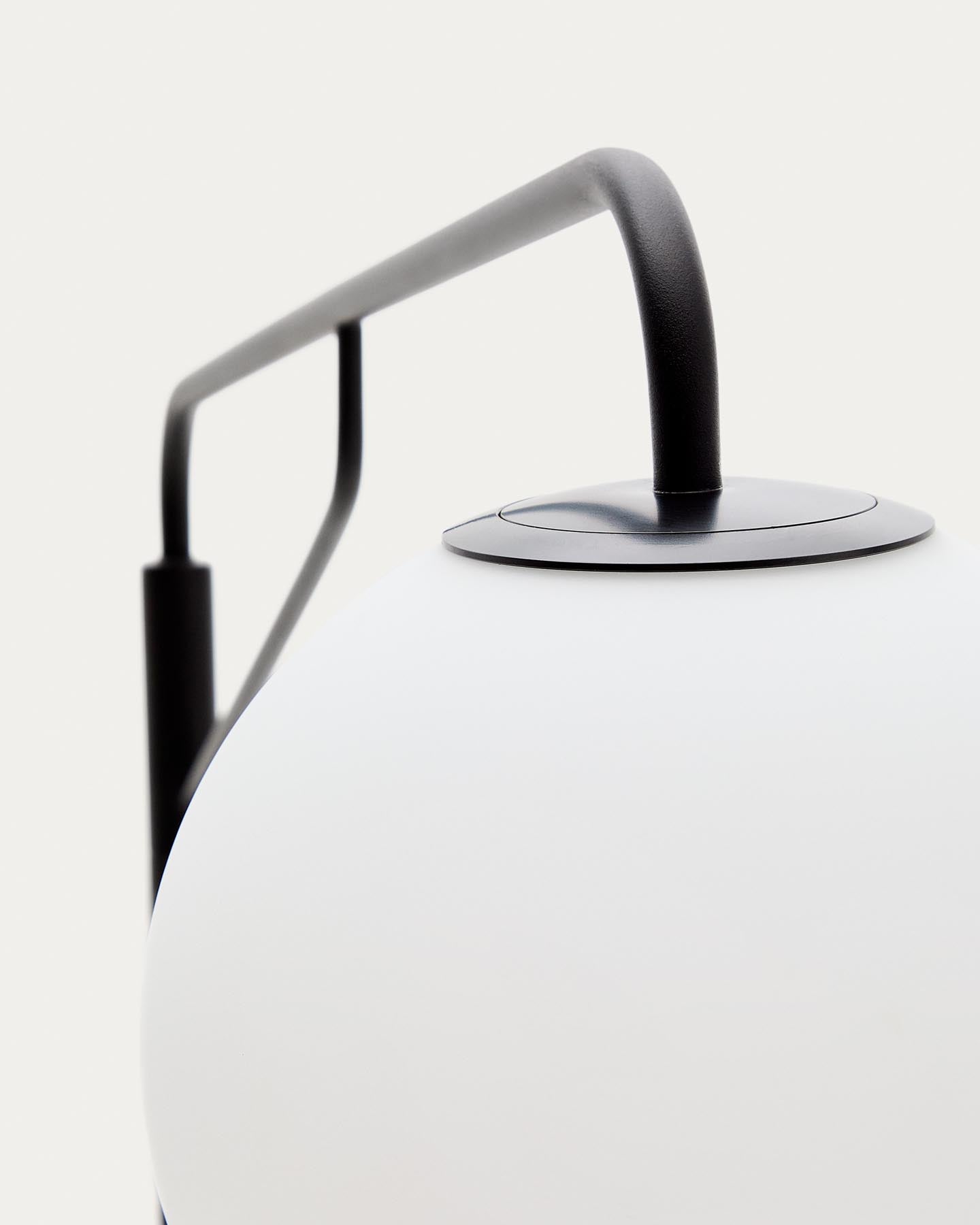 Stehlampe Eilo aus schwarzem Stahl mit Kugel aus mattiertem Glas in Schwarz präsentiert im Onlineshop von KAQTU Design AG. Stehleuchte ist von Kave Home