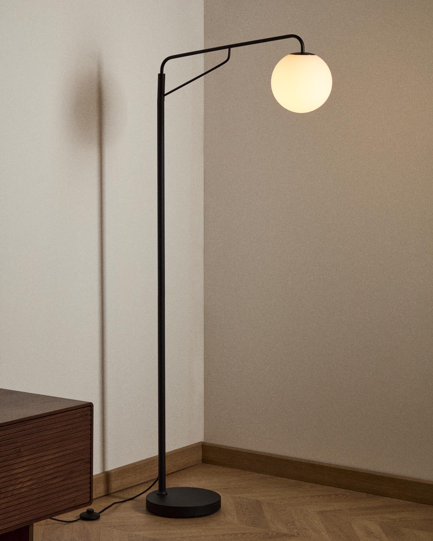 Stehlampe Eilo aus schwarzem Stahl mit Kugel aus mattiertem Glas in Schwarz präsentiert im Onlineshop von KAQTU Design AG. Stehleuchte ist von Kave Home