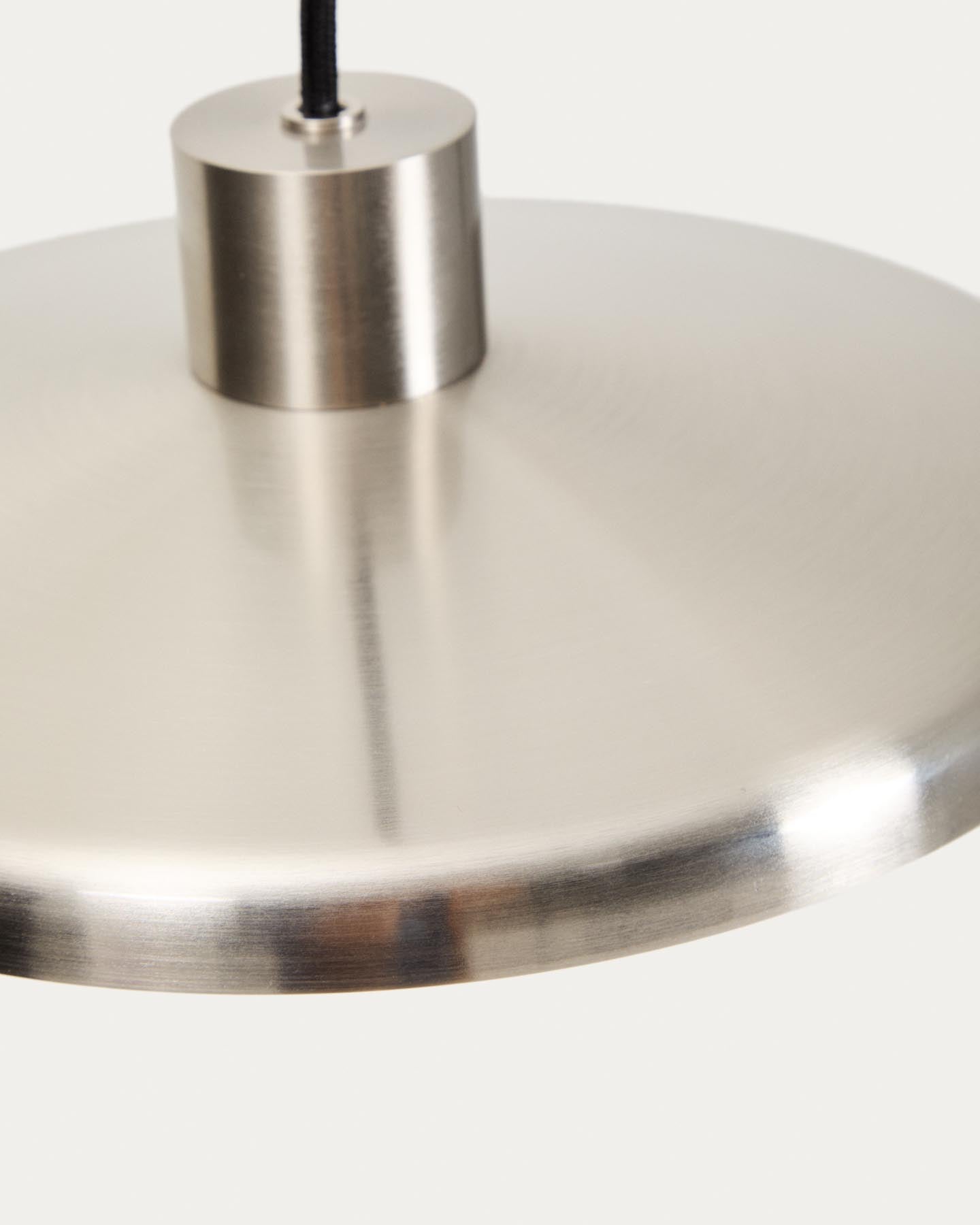 Deckenleuchte Nuvira aus hellgrauem gebürstetem Metall in Silber präsentiert im Onlineshop von KAQTU Design AG. Lampenschirm ist von Kave Home