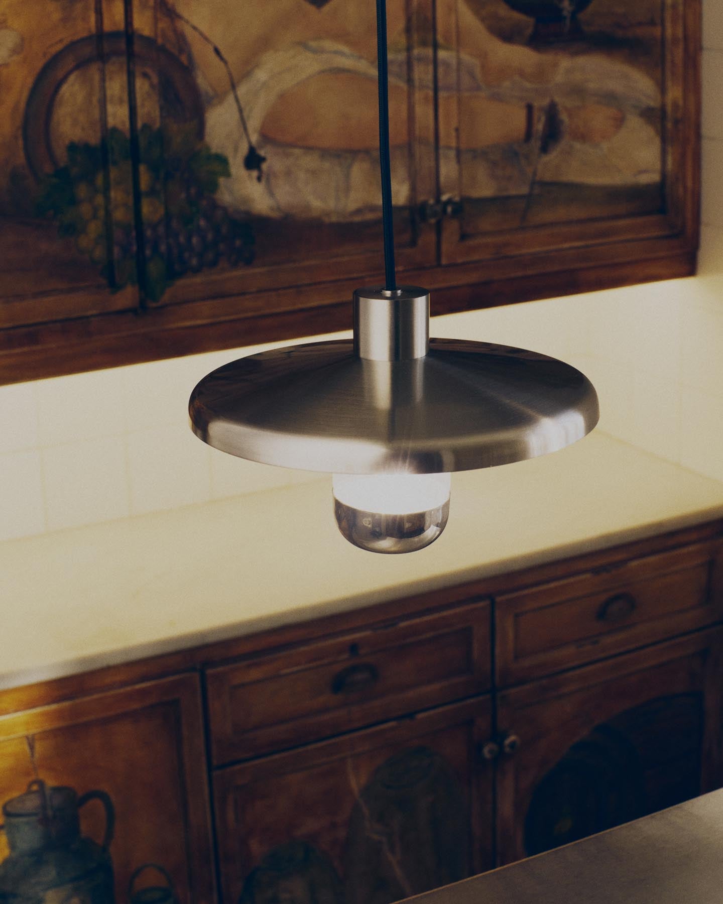 Deckenleuchte Nuvira aus hellgrauem gebürstetem Metall in Silber präsentiert im Onlineshop von KAQTU Design AG. Lampenschirm ist von Kave Home