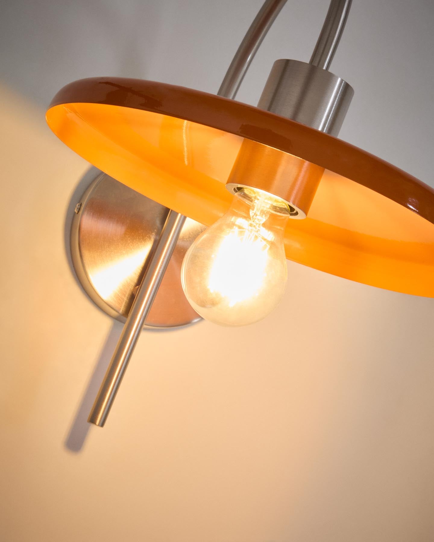 Wandleuchte Nuvira aus hellgrauem gebürstetem Metall mit orangefarbenem Schirm in Orange präsentiert im Onlineshop von KAQTU Design AG. Wandleuchte ist von Kave Home