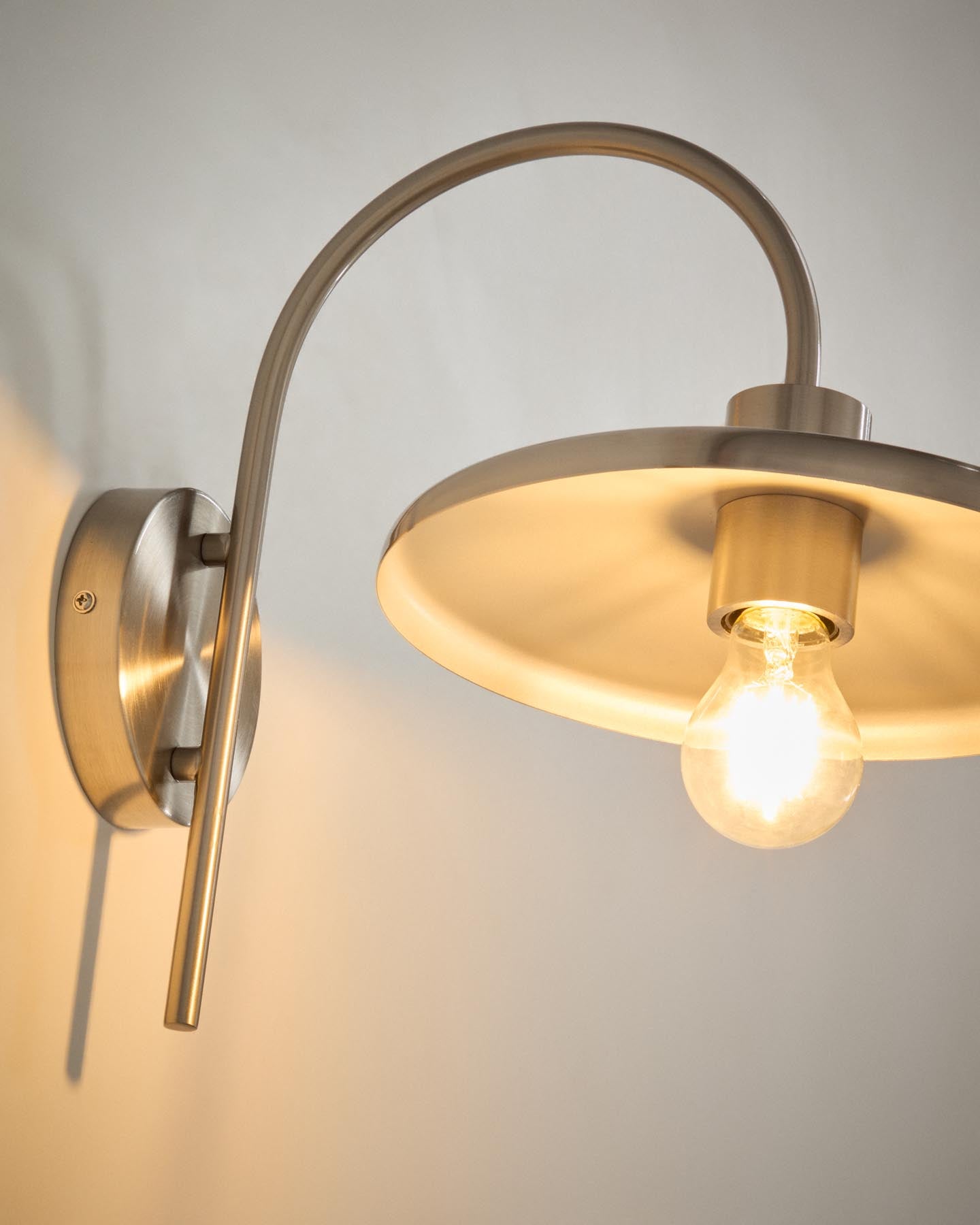 Wandleuchte Nuvira aus hellgrauem gebürstetem Metall in Silber präsentiert im Onlineshop von KAQTU Design AG. Wandleuchte ist von Kave Home