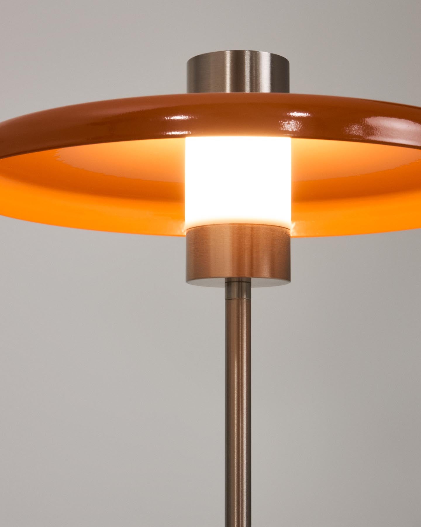 Tischlampe Nuvira aus hellgrauem gebürstetem Metall mit orangefarbenem Schirm in Orange präsentiert im Onlineshop von KAQTU Design AG. Tischleuchte ist von Kave Home