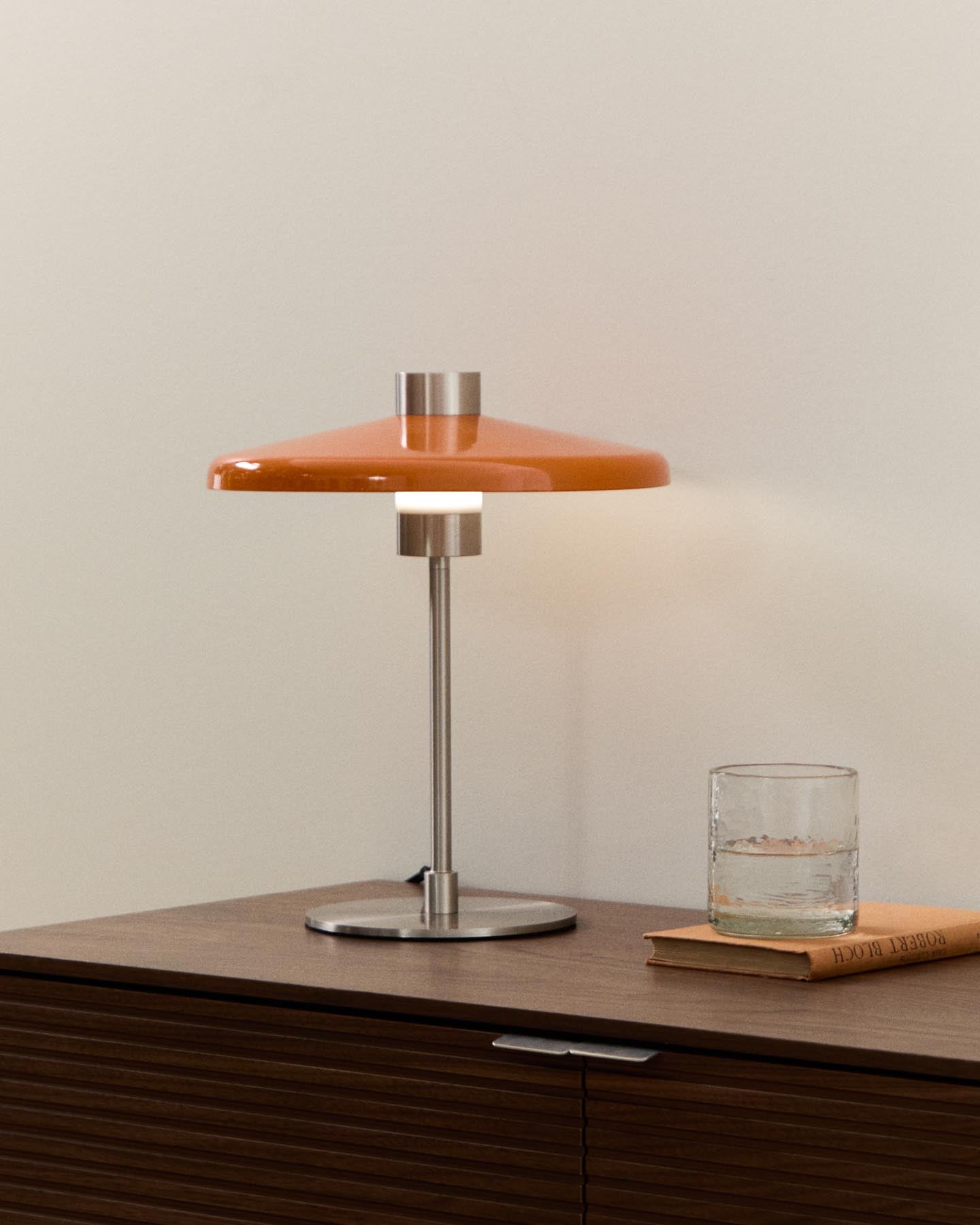 Tischlampe Nuvira aus hellgrauem gebürstetem Metall mit orangefarbenem Schirm in Orange präsentiert im Onlineshop von KAQTU Design AG. Tischleuchte ist von Kave Home