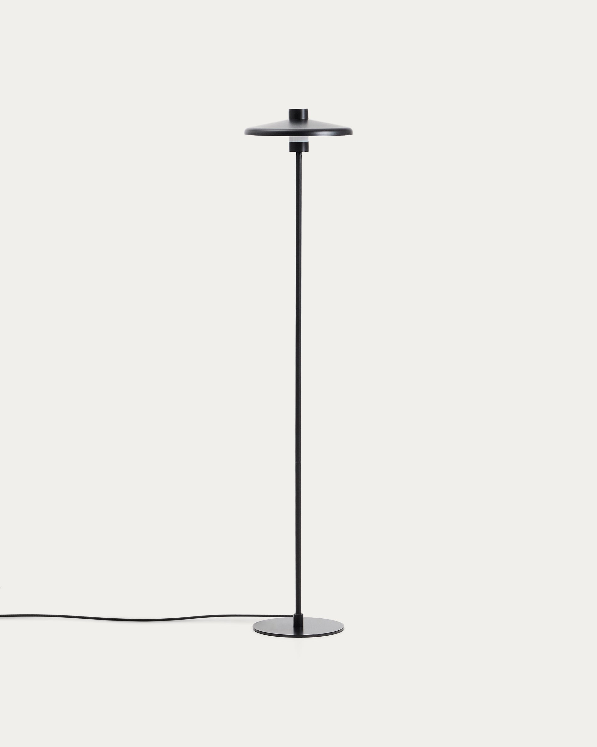 Stehlampe Nuvira aus schwarzem satiniertem Metall in Schwarz präsentiert im Onlineshop von KAQTU Design AG. Stehleuchte ist von Kave Home