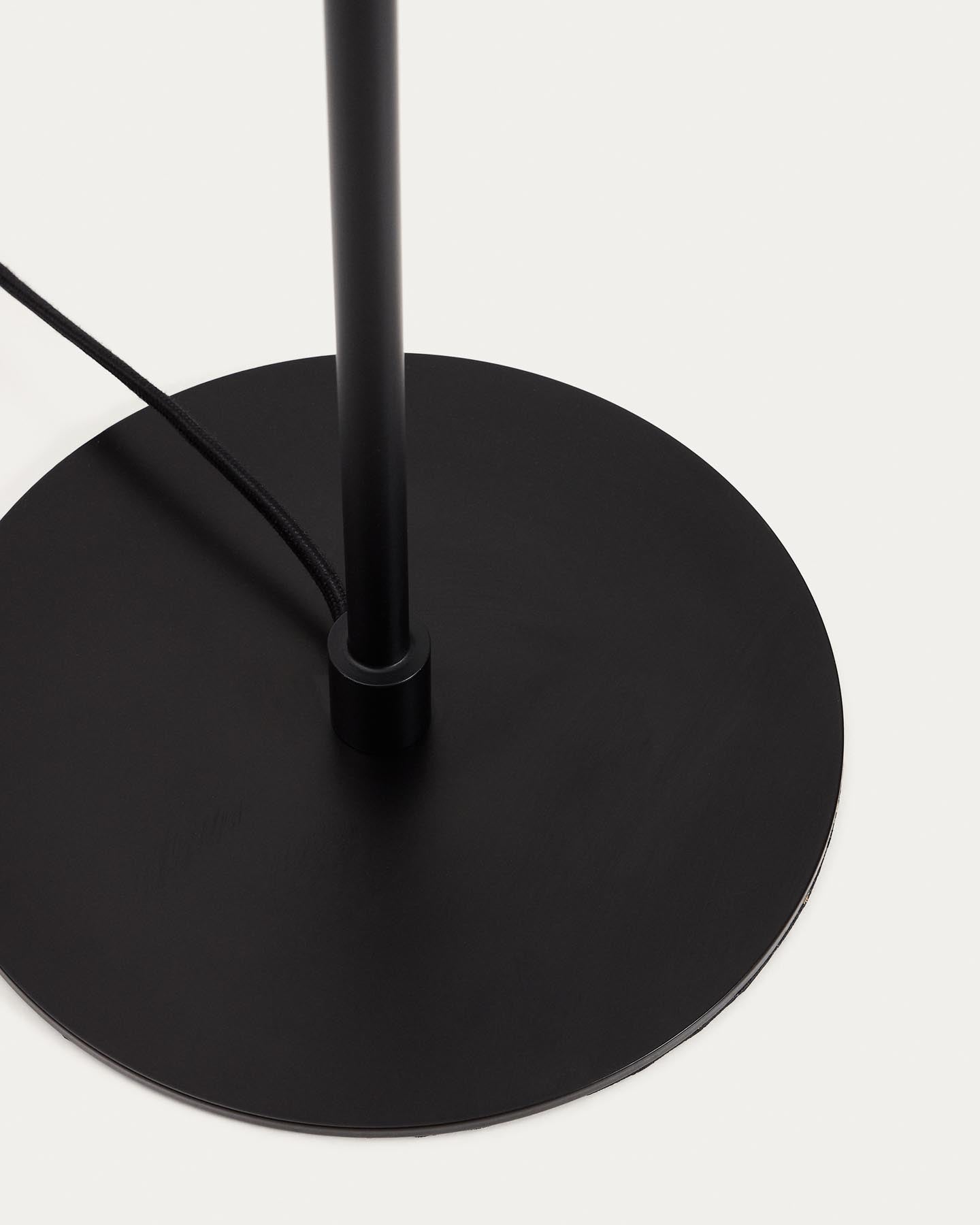 Stehlampe Nuvira aus schwarzem satiniertem Metall in Schwarz präsentiert im Onlineshop von KAQTU Design AG. Stehleuchte ist von Kave Home