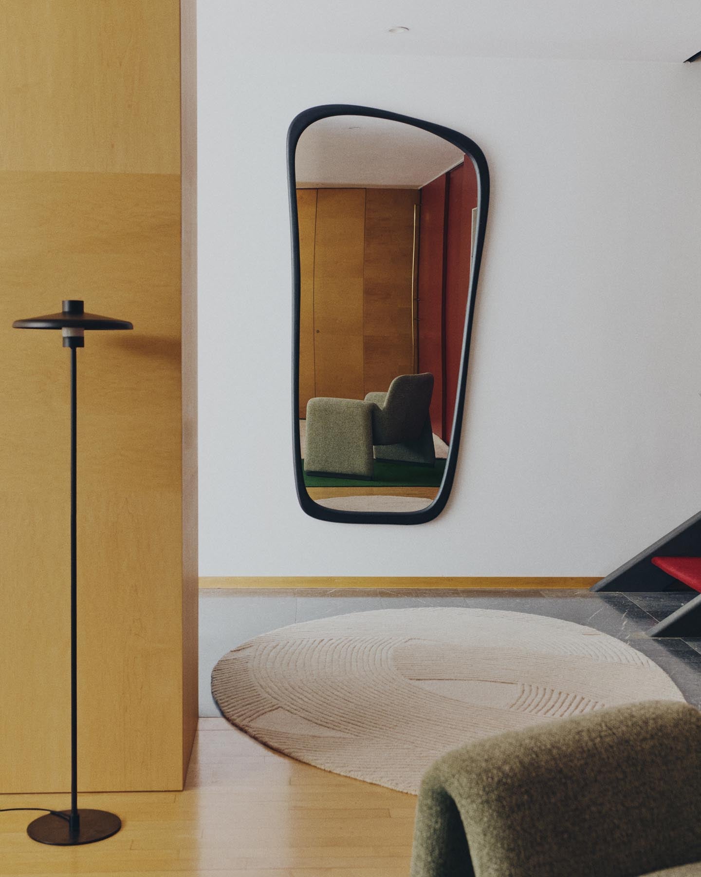 Stehlampe Nuvira aus schwarzem satiniertem Metall in Schwarz präsentiert im Onlineshop von KAQTU Design AG. Stehleuchte ist von Kave Home