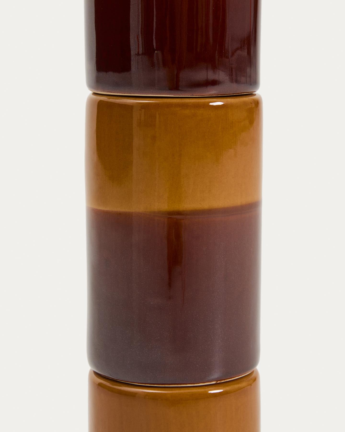 Tischlampe Mavran mit Baumwollschirm und Keramiksockel in Braun und Senfgelb in Mehrfarbig präsentiert im Onlineshop von KAQTU Design AG. Tischleuchte ist von Kave Home