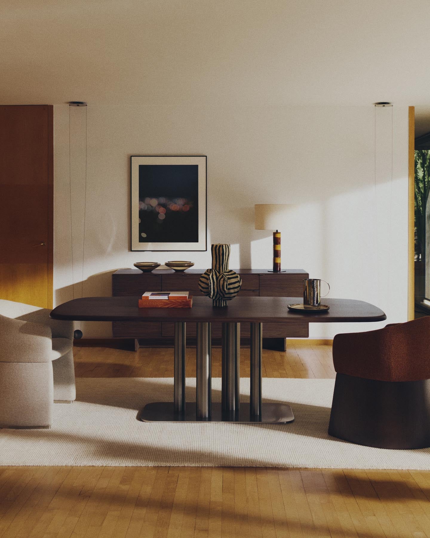 Tischlampe Mavran mit Baumwollschirm und Keramiksockel in Braun und Senfgelb in Mehrfarbig präsentiert im Onlineshop von KAQTU Design AG. Tischleuchte ist von Kave Home