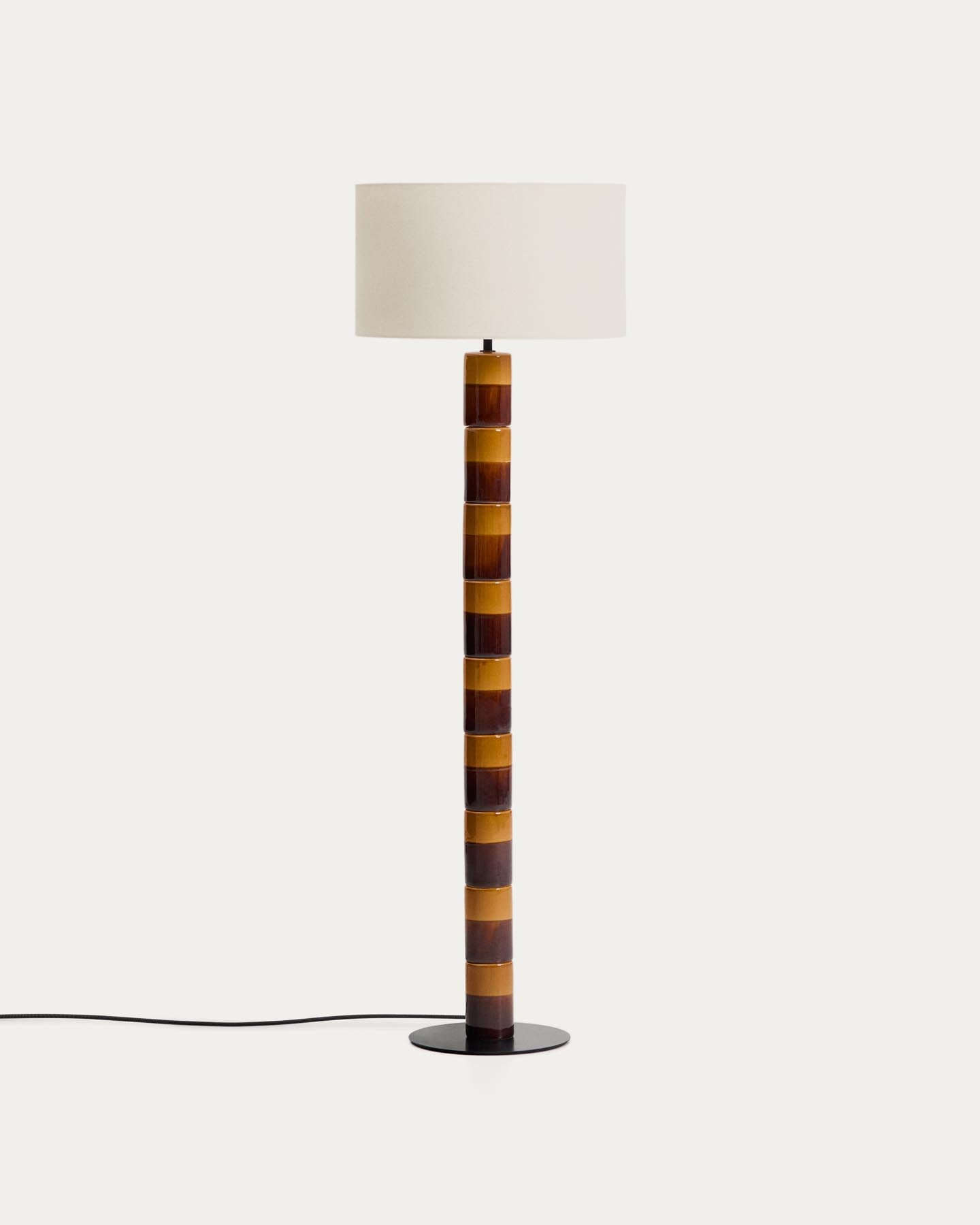 Stehlampe Mavran mit Baumwollschirm und Keramiksockel in Braun und Senfgelb in Mehrfarbig präsentiert im Onlineshop von KAQTU Design AG. Stehleuchte ist von Kave Home