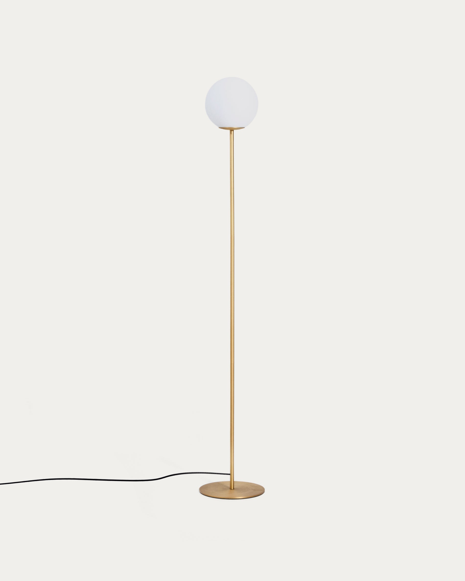 Stehlampe Brisia aus Metall mit gebürstetem Messing-Finish und einer mattierten Glaskugel Ø 25 cm in Gold präsentiert im Onlineshop von KAQTU Design AG. Stehleuchte ist von Kave Home