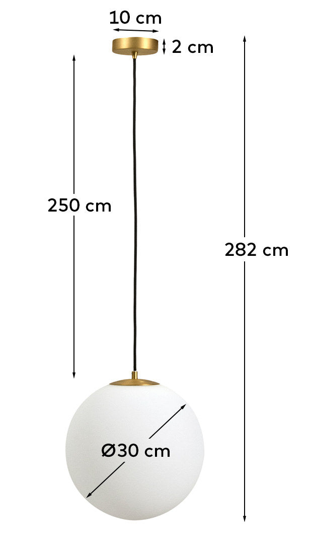 Deckenleuchte Brisia aus Metall mit gebürstetem Messing-Finish und einer mattierten Glaskugel Ø 30 cm in Gold, Weiss präsentiert im Onlineshop von KAQTU Design AG. Lampenschirm ist von Kave Home