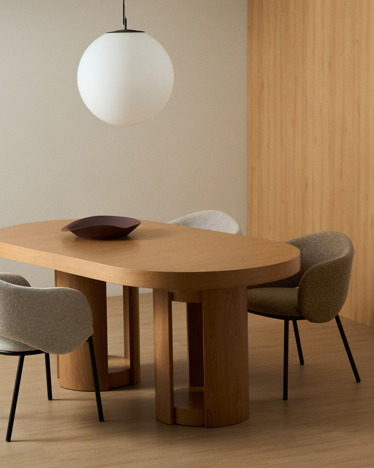 Deckenleuchte Brisia aus Metall mit schwarzem Finish und einer Glaskugel Ø50 cm in Schwarz präsentiert im Onlineshop von KAQTU Design AG. Lampenschirm ist von Kave Home