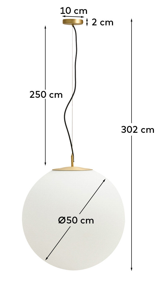 Deckenleuchte Brisia aus Metall mit gebürstetem Messing-Finish und einer mattierten Glaskugel Ø 50 cm in Gold, Weiss präsentiert im Onlineshop von KAQTU Design AG. Lampenschirm ist von Kave Home