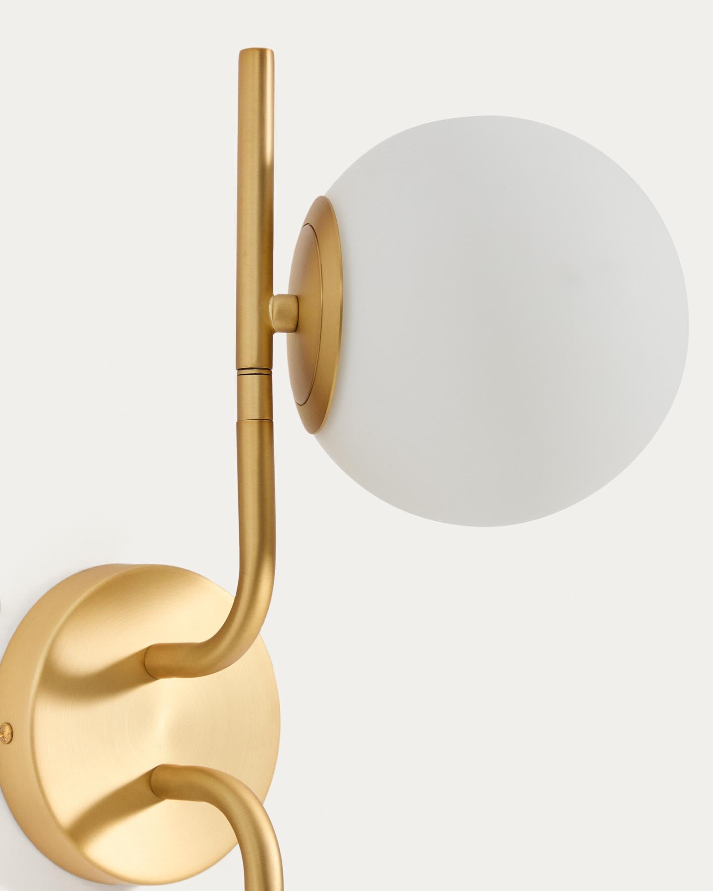 Wandleuchte Brisia aus Metall mit gebürstetem Messing-Finish und drei mattierten Glaskugeln Ø 15 cm in Gold präsentiert im Onlineshop von KAQTU Design AG. Wandleuchte ist von Kave Home