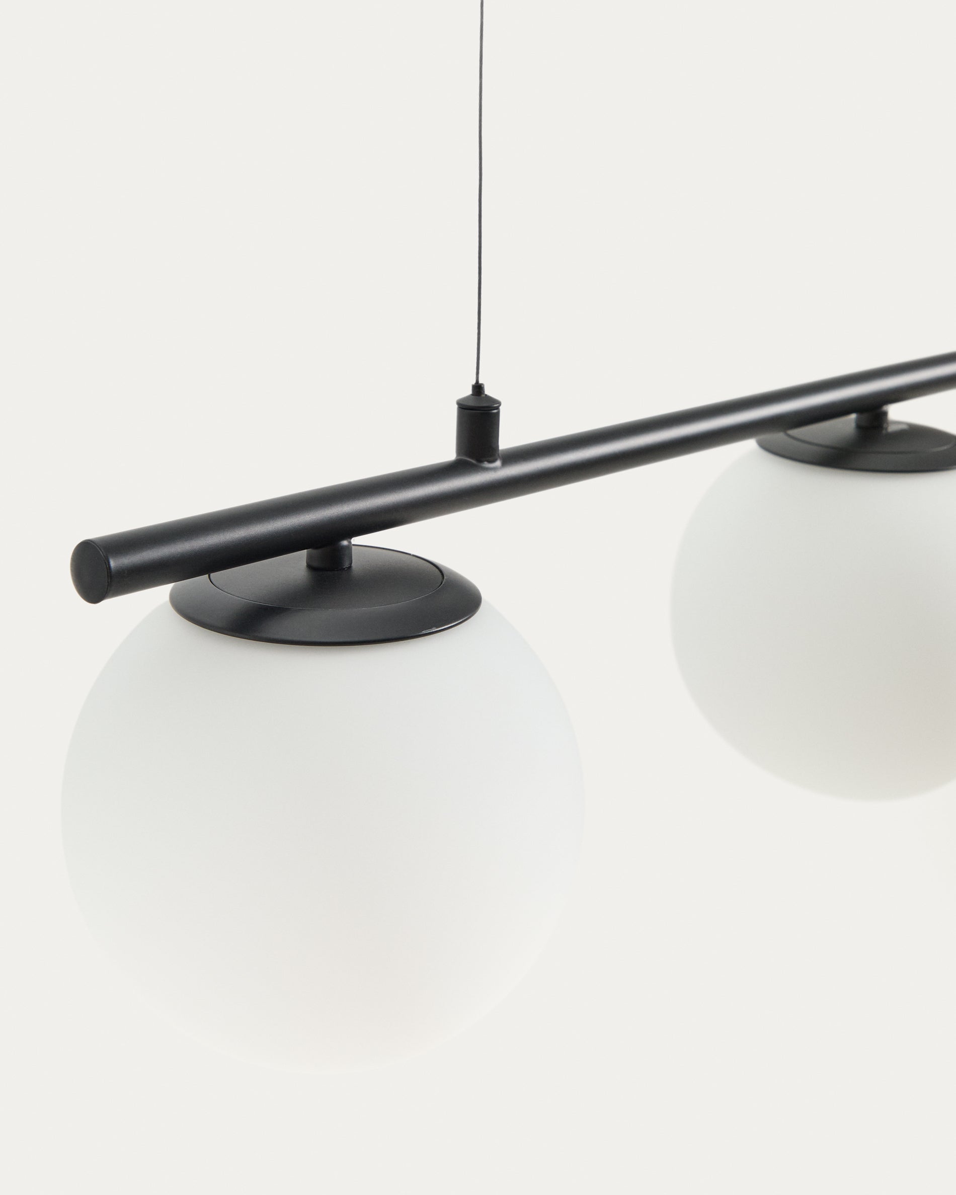 Elegante Deckenleuchte Brisia aus schwarzem Metall, verziert mit drei schimmernden Glaskugeln, ideal für ein modernes Wohnambiente.