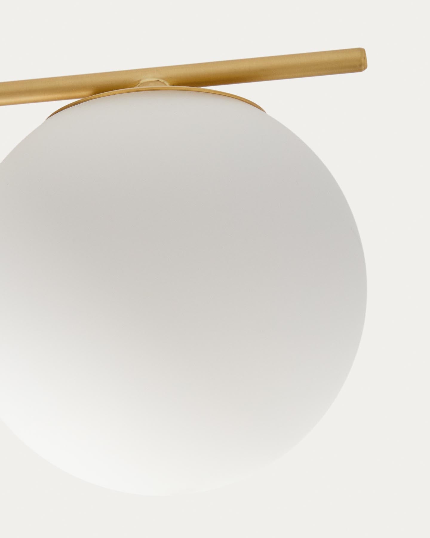 Deckenleuchte Brisia aus Metall mit gebürstetem Messing-Finish und vier mattierten Glaskugeln Ø 15 cm in Gold präsentiert im Onlineshop von KAQTU Design AG. Lampenschirm ist von Kave Home