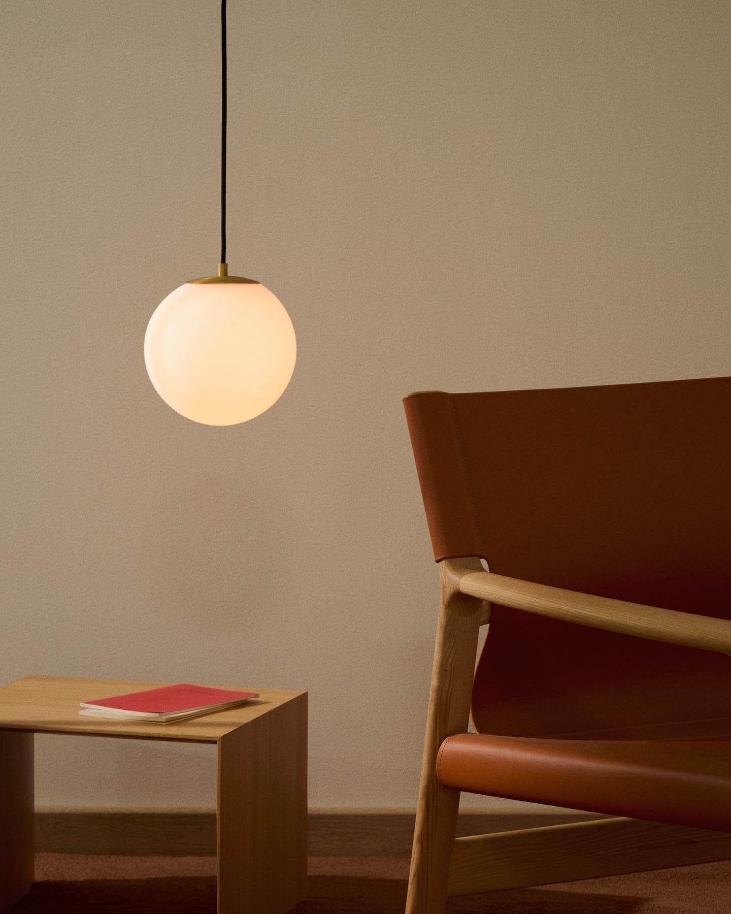 Deckenleuchte Brisia aus Metall mit gebürstetem Messing-Finish und einer mattierten Glaskugel Ø 15 cm in Gold präsentiert im Onlineshop von KAQTU Design AG. Lampenschirm ist von Kave Home