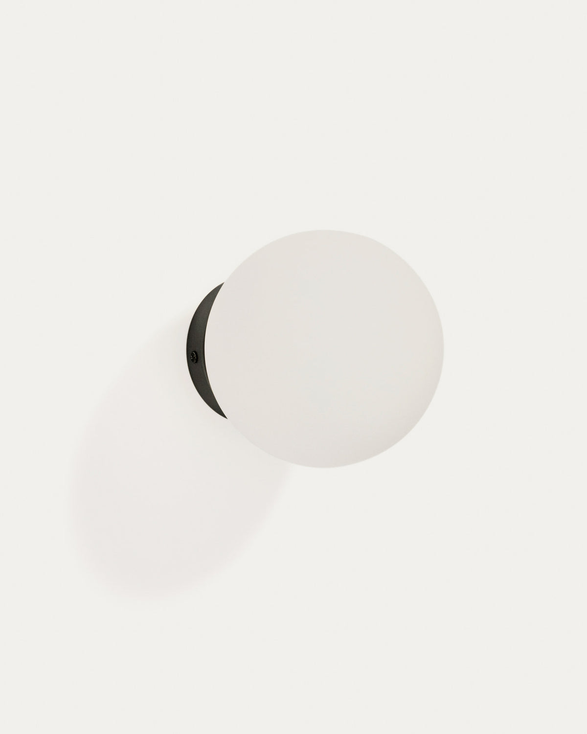 Wandleuchte Brisia aus Metall mit schwarzem Finish und einer Glaskugel Ø15 cm in Schwarz, Weiss präsentiert im Onlineshop von KAQTU Design AG. Wandleuchte ist von Kave Home