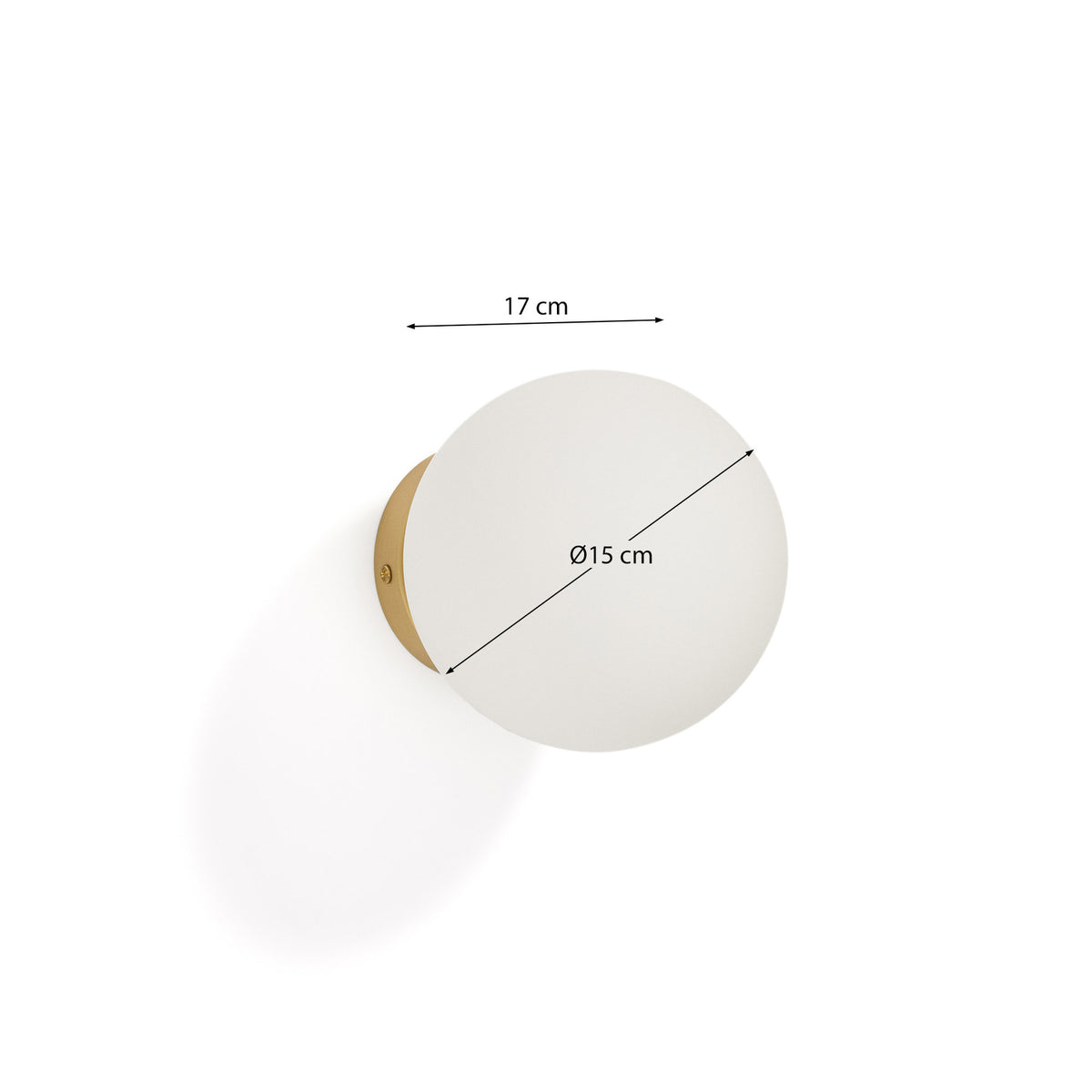 Wandleuchte Brisia aus Metall mit gebürstetem Messing-Finish und einer mattierten Glaskugel Ø 15 cm in Gold, Weiss präsentiert im Onlineshop von KAQTU Design AG. Wandleuchte ist von Kave Home