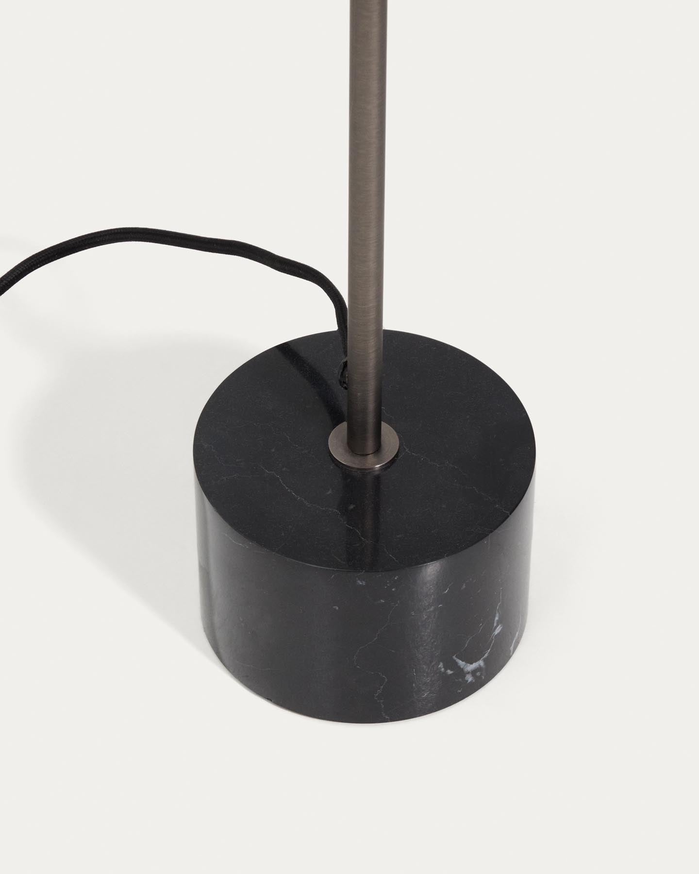 Stehlampe Lynor aus gebürstetem Stahl mit schwarzem Marmorsockel in Schwarz präsentiert im Onlineshop von KAQTU Design AG. Stehleuchte ist von Kave Home