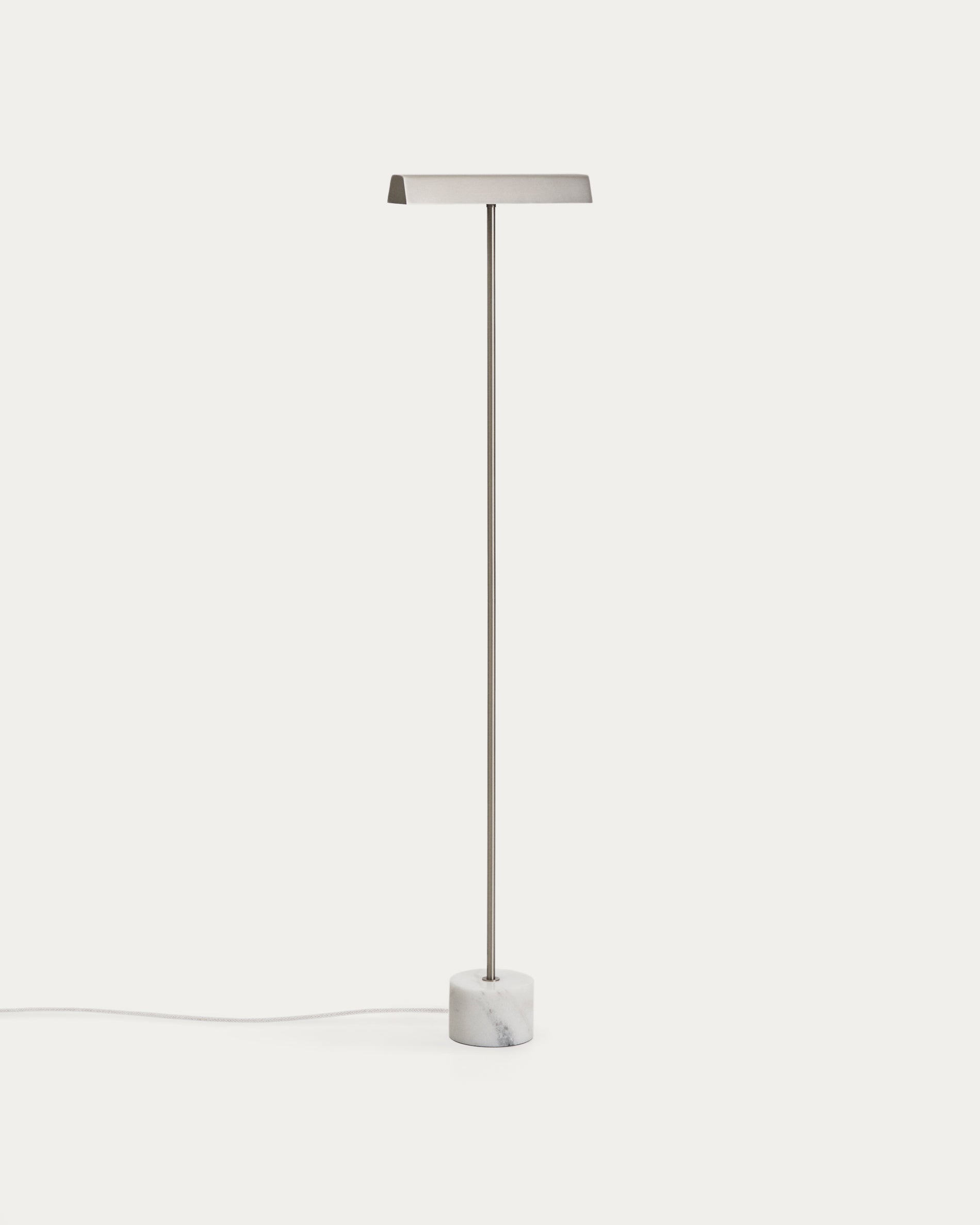 Stehlampe Lynor aus gebürstetem Stahl mit weißem Marmorsockel in Silber präsentiert im Onlineshop von KAQTU Design AG. Stehleuchte ist von Kave Home