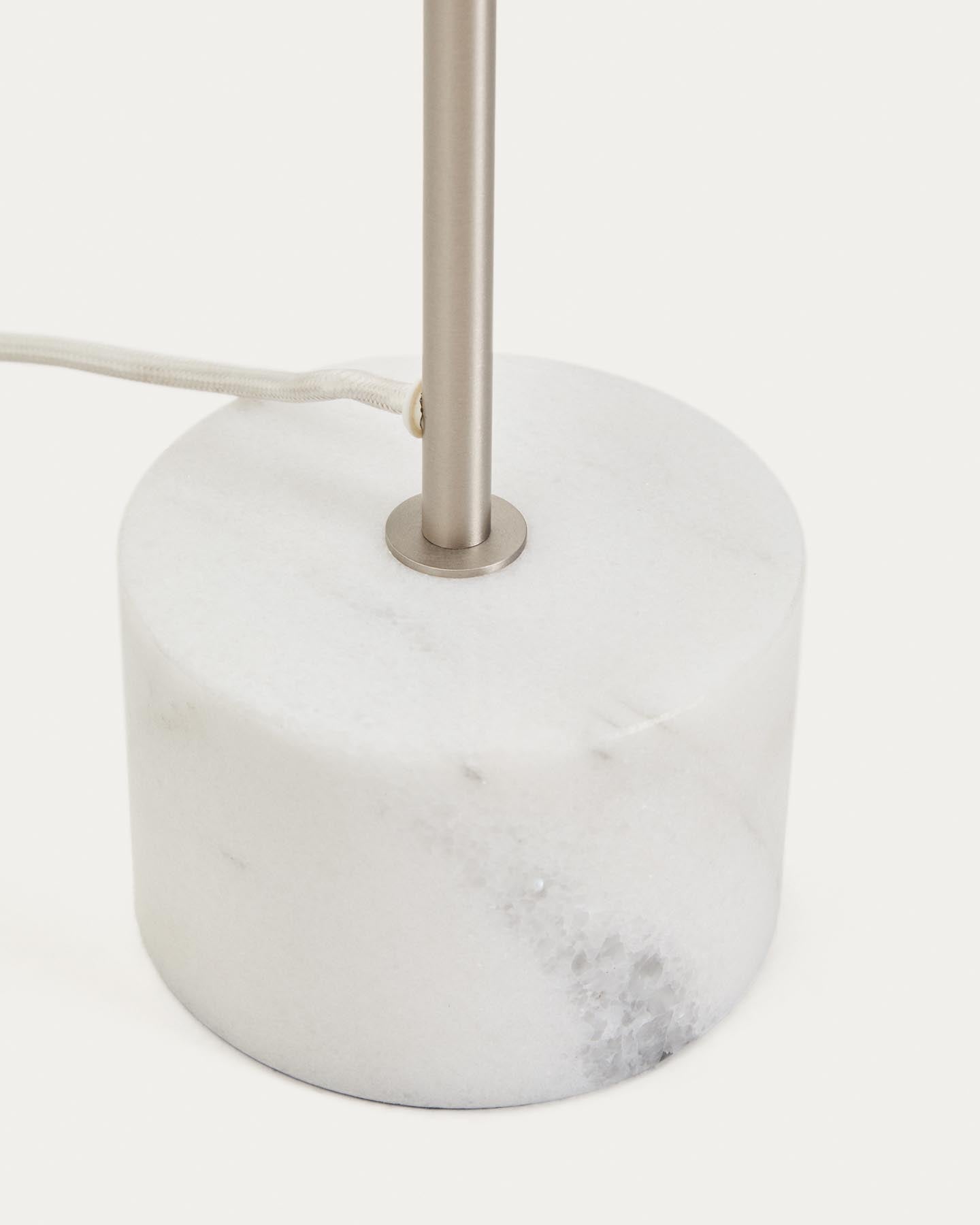 Stehlampe Lynor aus gebürstetem Stahl mit weißem Marmorsockel in Silber präsentiert im Onlineshop von KAQTU Design AG. Stehleuchte ist von Kave Home