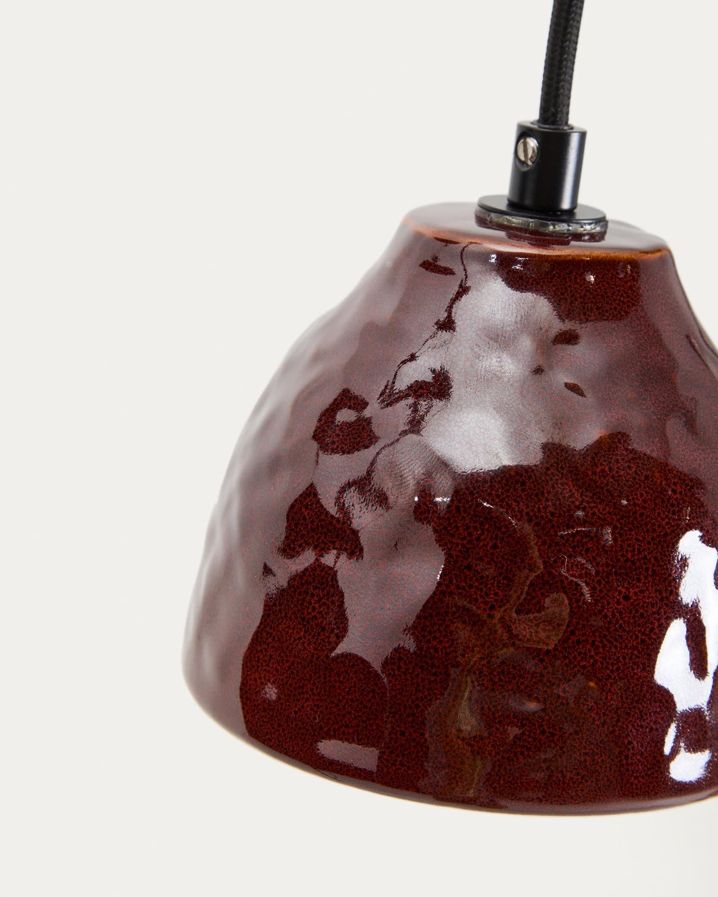 Deckenleuchte Drava aus burgunderroter Keramik in  präsentiert im Onlineshop von KAQTU Design AG. Lampenschirm ist von Kave Home