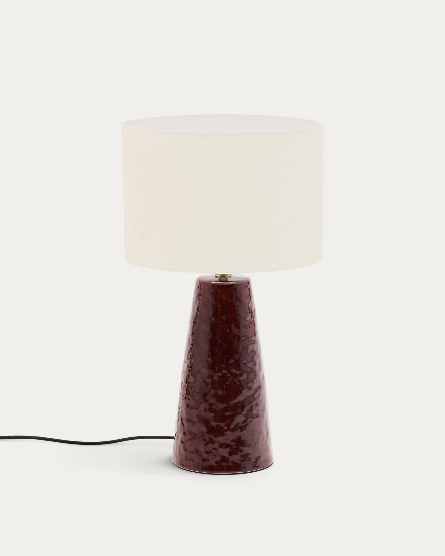 Tischlampe Drava aus weinroter Keramik mit Baumwollschirm in  präsentiert im Onlineshop von KAQTU Design AG. Tischleuchte ist von Kave Home