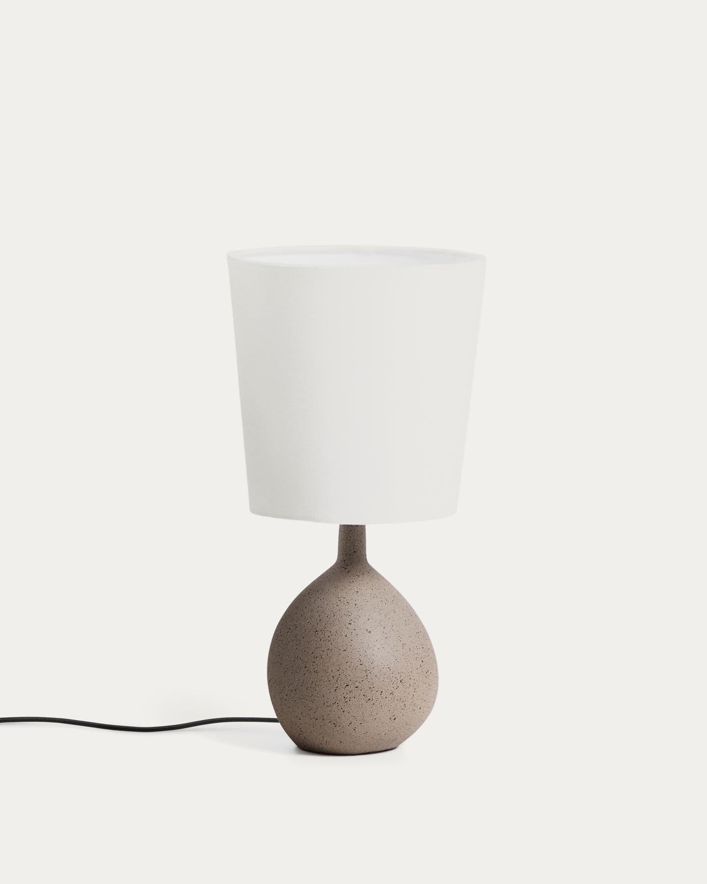 Kleine Tischlampe Viona in strukturierter Steinoptik mit einem Lampenschirm aus Baumwolle in Hellgrau präsentiert im Onlineshop von KAQTU Design AG. Tischleuchte ist von Kave Home