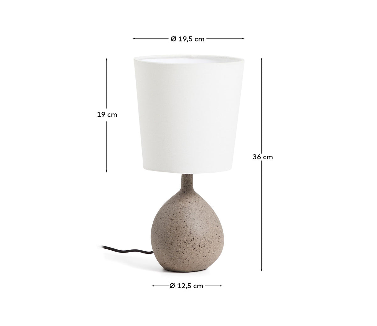 Kleine Tischlampe Viona in strukturierter Steinoptik mit einem Lampenschirm aus Baumwolle in Hellgrau präsentiert im Onlineshop von KAQTU Design AG. Tischleuchte ist von Kave Home