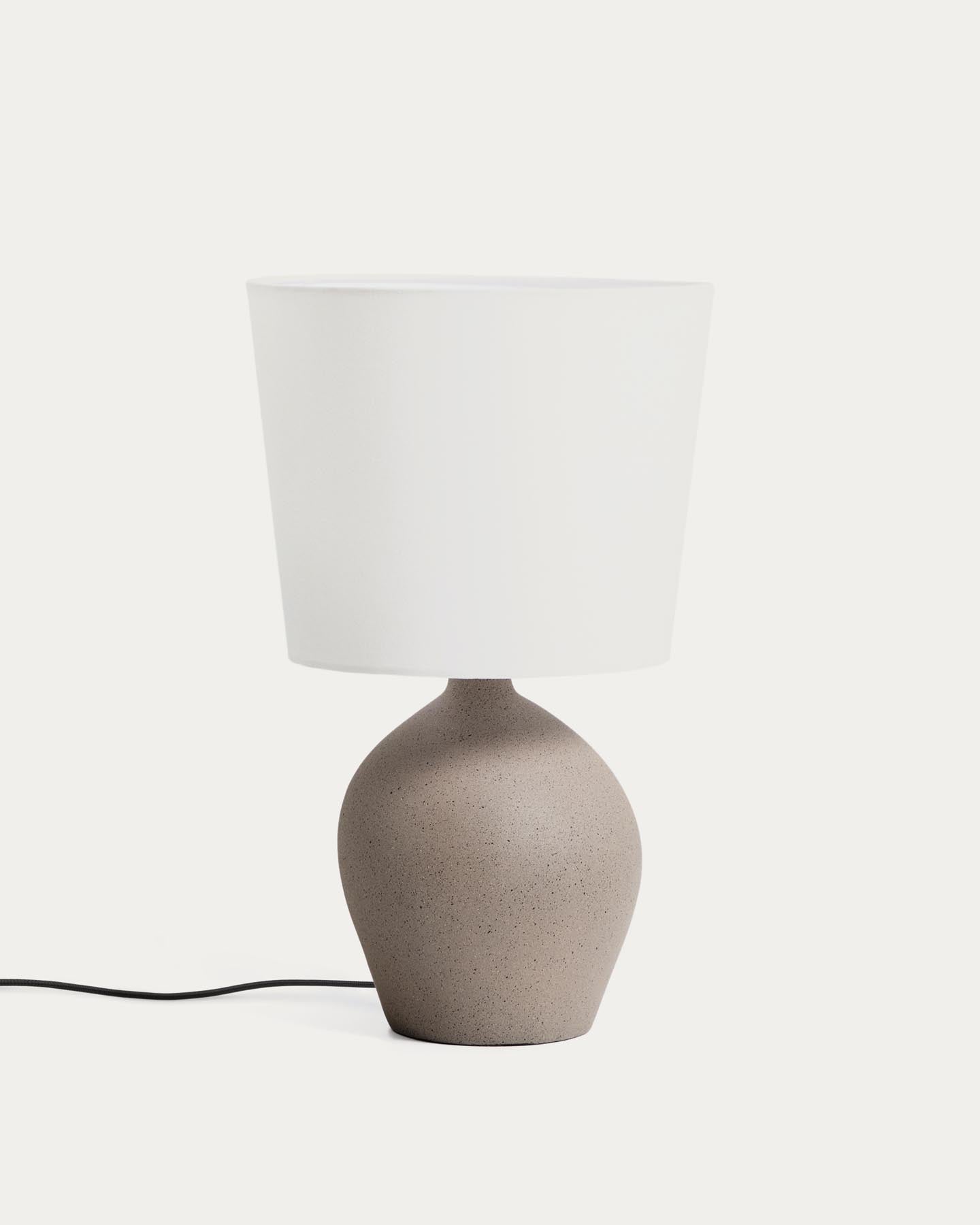 Mittlere Tischlampe Viona in strukturierter Steinoptik mit einem Lampenschirm aus Baumwolle in Hellgrau präsentiert im Onlineshop von KAQTU Design AG. Tischleuchte ist von Kave Home