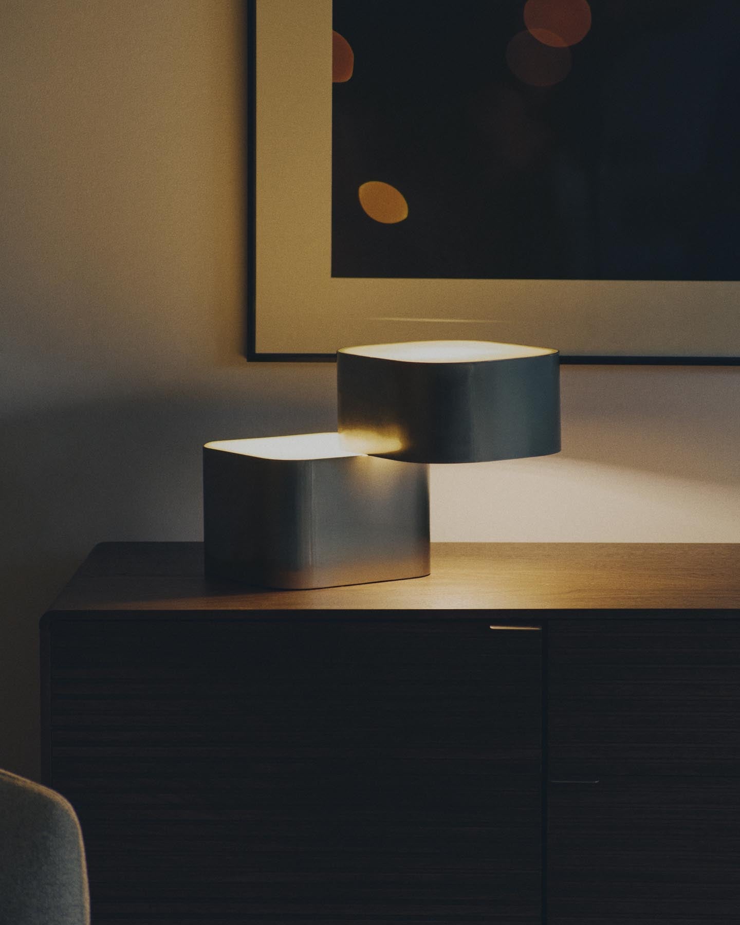 Tischlampe Tandan aus grauem Metall mit gebürstetem Finish in Grau präsentiert im Onlineshop von KAQTU Design AG. Tischleuchte ist von Kave Home