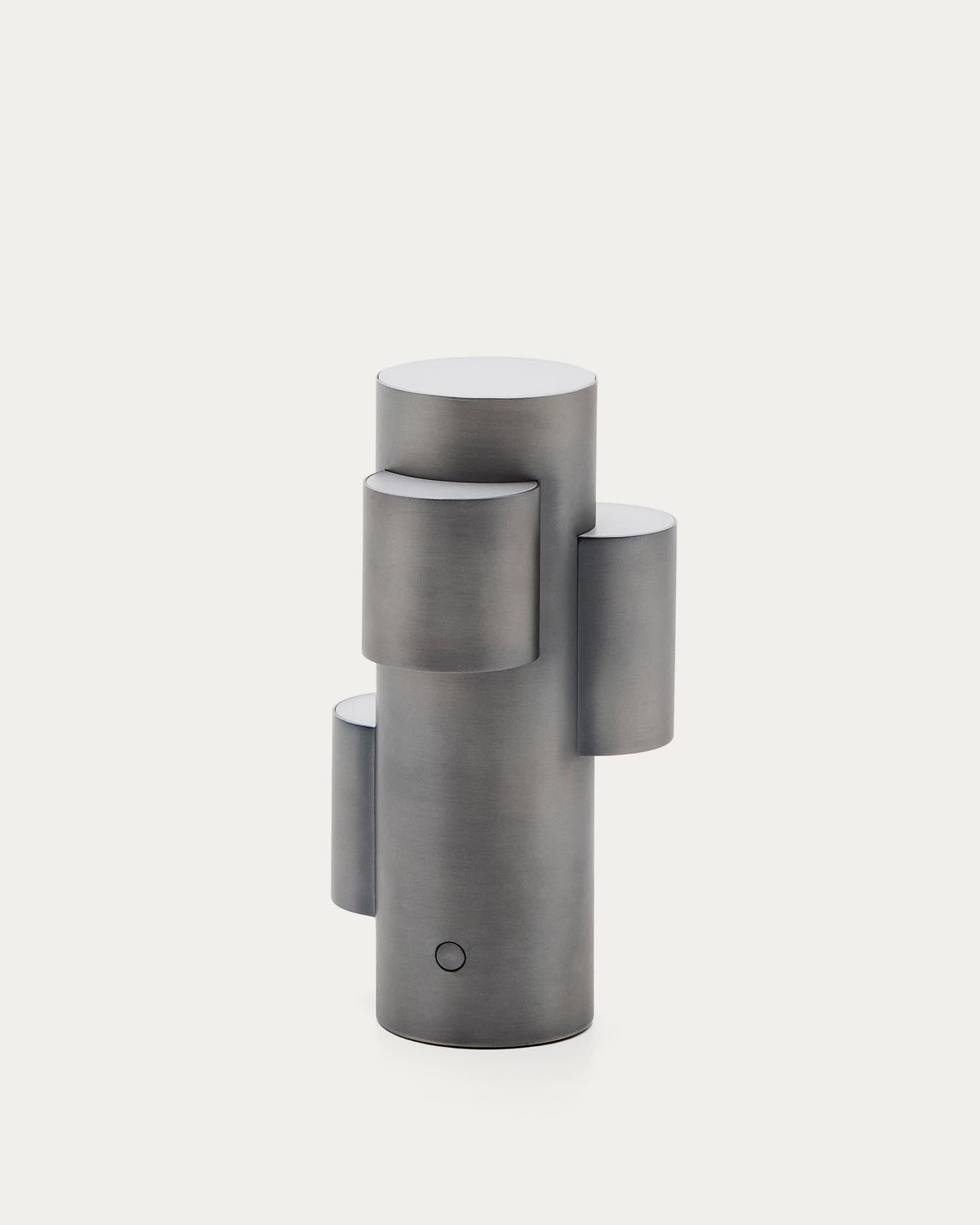 Tragbare LED-Tischlampe Adrina aus dunkelgrauem Metall mit gebürstetem Finish in Schwarz präsentiert im Onlineshop von KAQTU Design AG. Tischleuchte ist von Kave Home