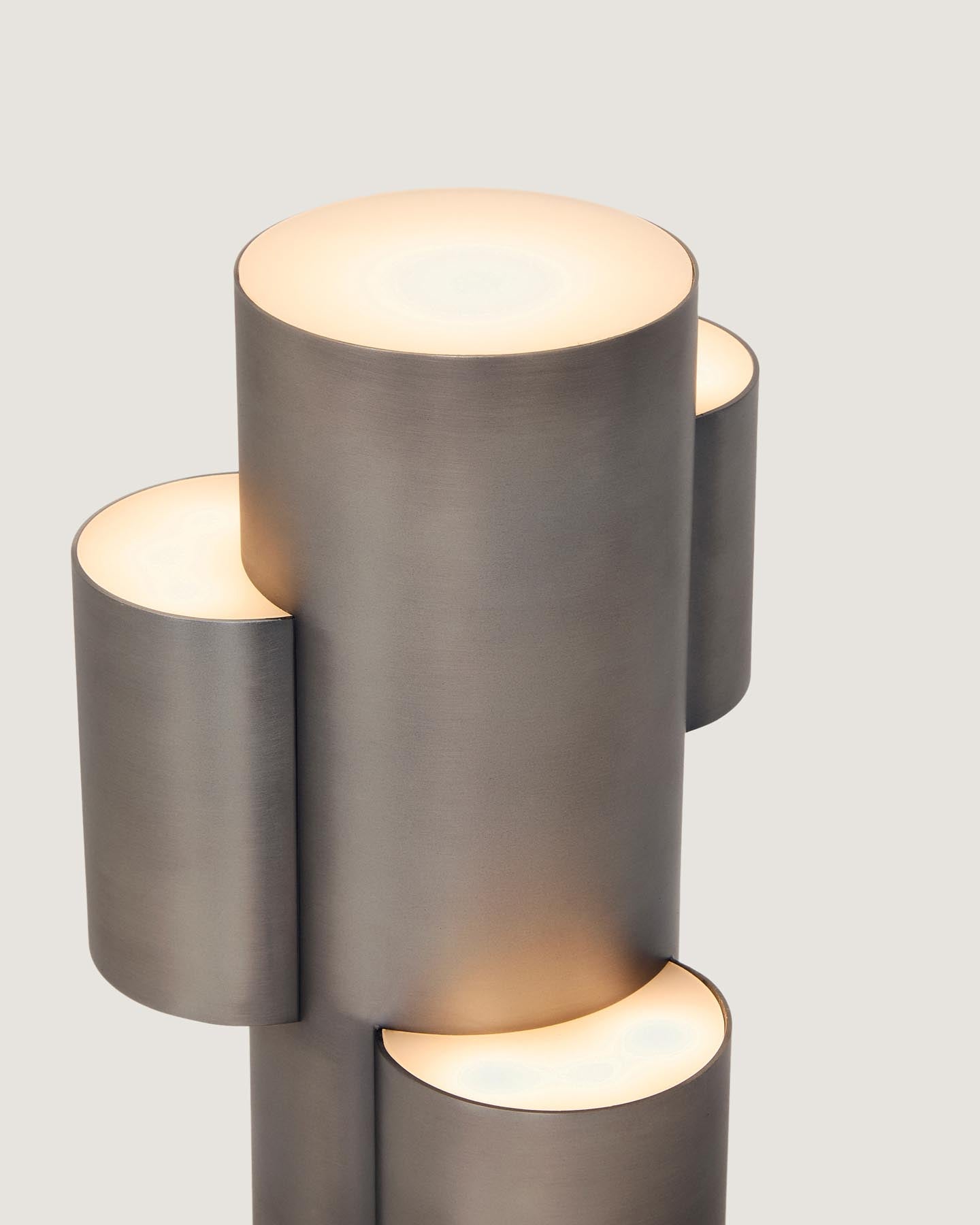 Tragbare LED-Tischlampe Adrina aus dunkelgrauem Metall mit gebürstetem Finish in Schwarz präsentiert im Onlineshop von KAQTU Design AG. Tischleuchte ist von Kave Home