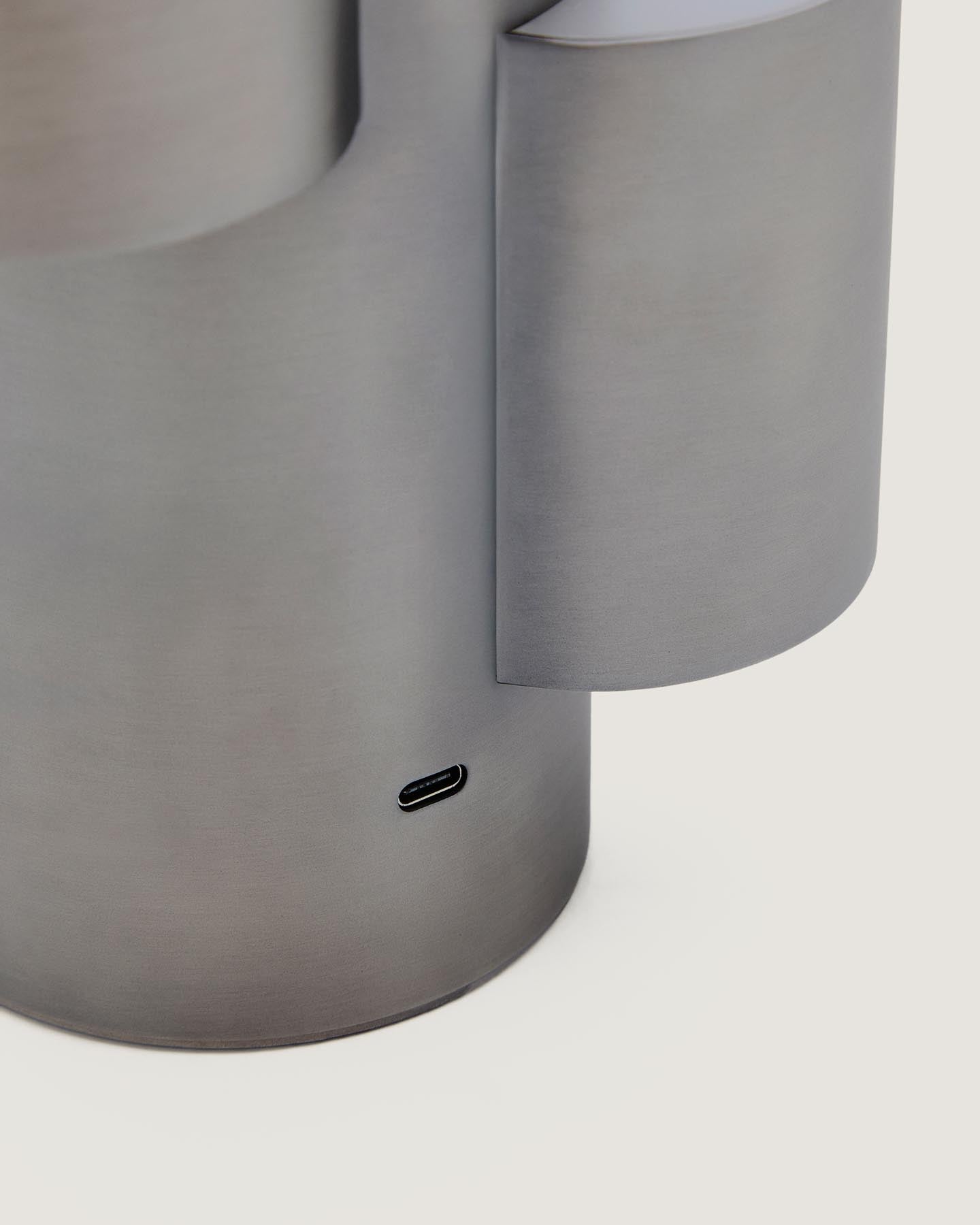 Tragbare LED-Tischlampe Adrina aus dunkelgrauem Metall mit gebürstetem Finish in Schwarz präsentiert im Onlineshop von KAQTU Design AG. Tischleuchte ist von Kave Home