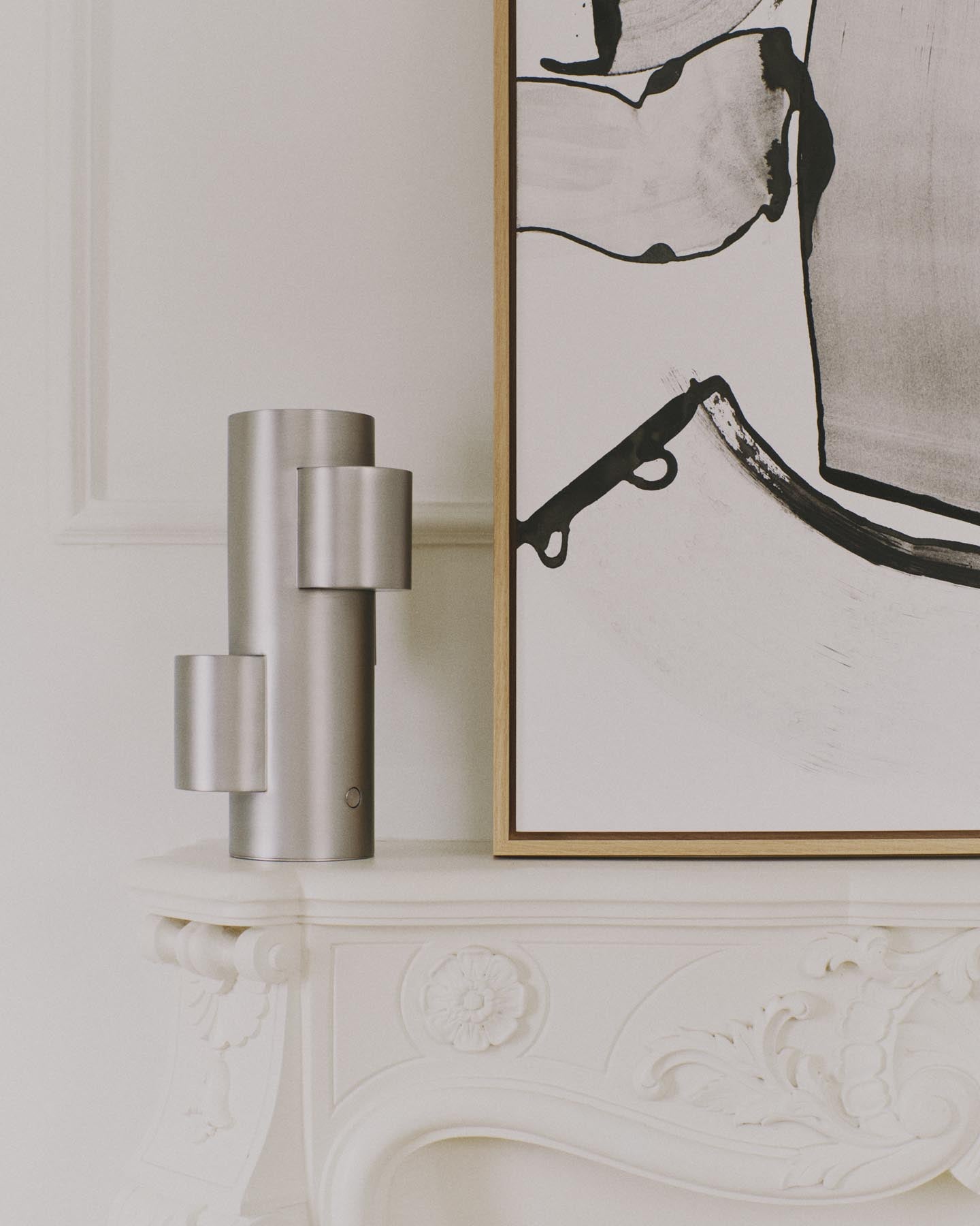 Tragbare LED-Tischlampe Adrina aus hellgrauem Metall mit gebürstetem Finish in Silber präsentiert im Onlineshop von KAQTU Design AG. Tischleuchte ist von Kave Home