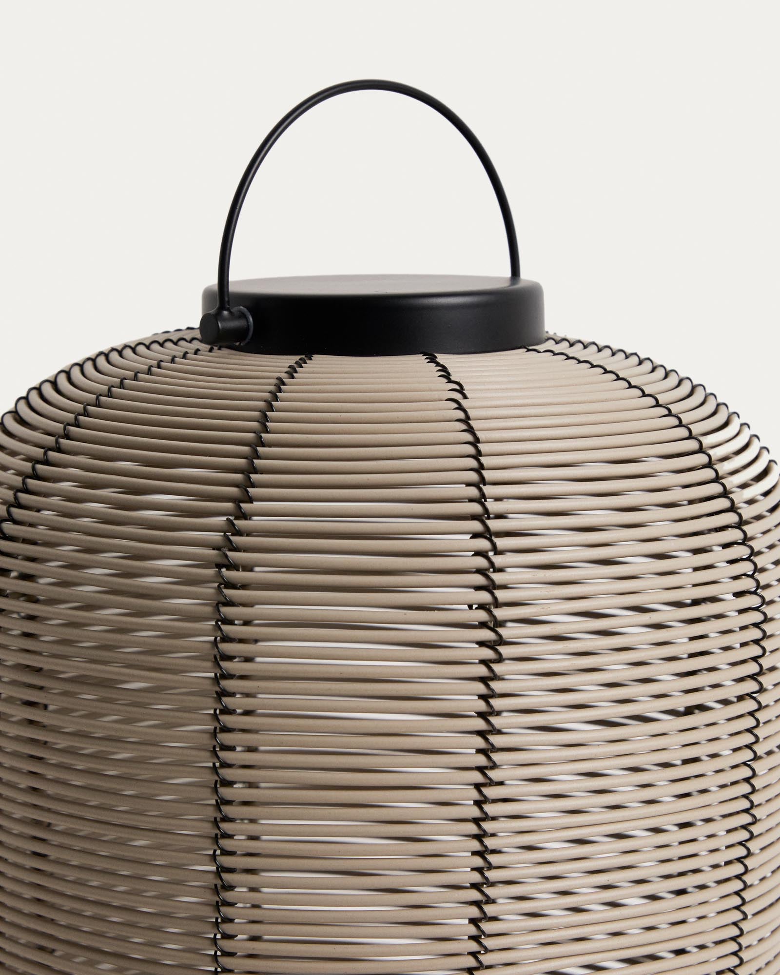 Elegante tragbare LED-Tischlampe Saranella aus hellgrauem Rattan, ideal für stimmungsvolle Beleuchtung im Freien, von Kave Home.