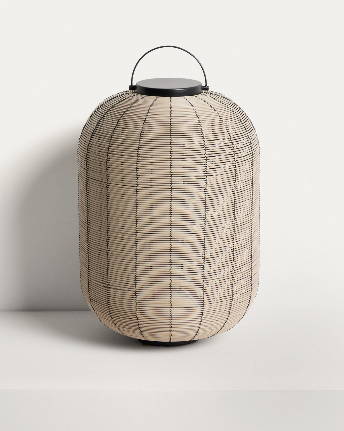 Tragbare LED-Tischlampe Saranella aus hellgrauem synthetischem Rattan in Beige präsentiert im Onlineshop von KAQTU Design AG. Outdoor Tischleuchte ist von Kave Home