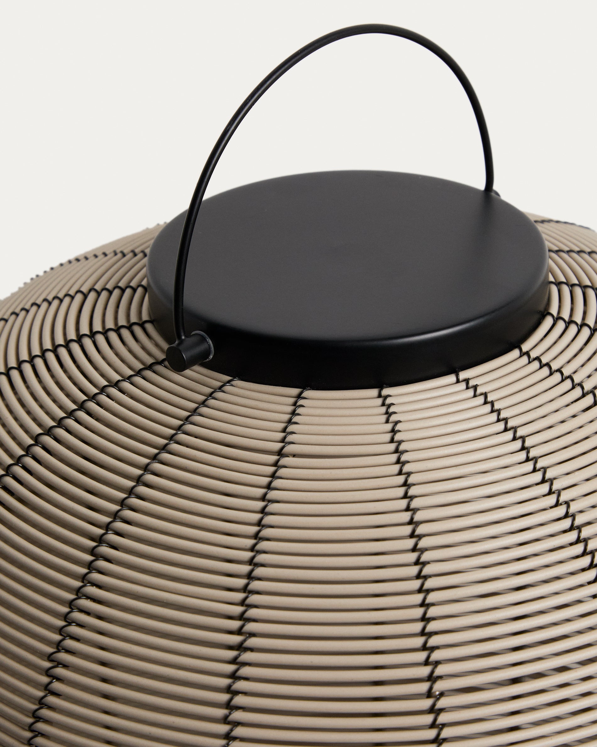 Tragbare LED-Tischlampe Saranella aus hellgrauem synthetischem Rattan in Beige präsentiert im Onlineshop von KAQTU Design AG. Outdoor Tischleuchte ist von Kave Home
