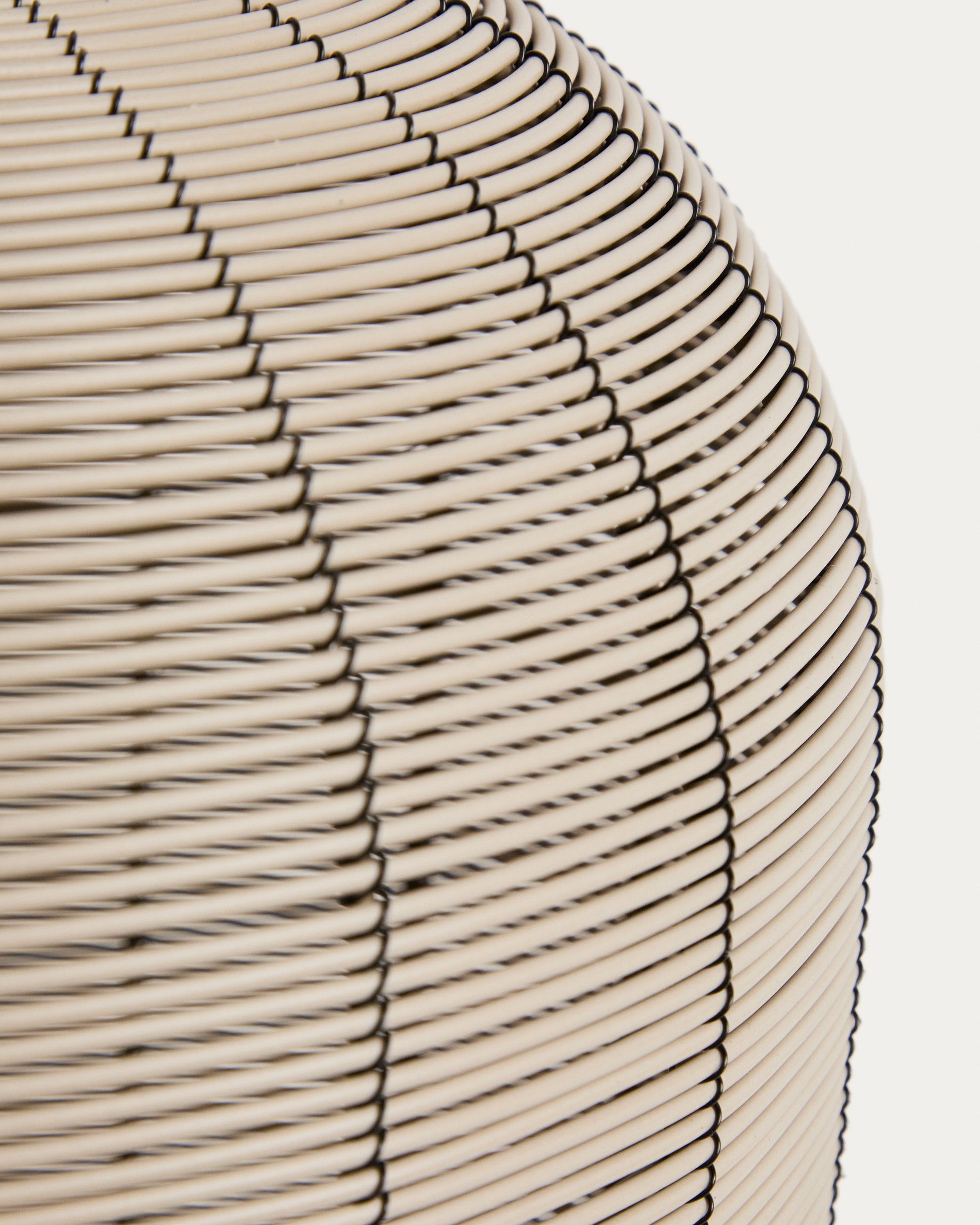 Tragbare LED-Tischlampe Saranella aus hellgrauem synthetischem Rattan in Beige präsentiert im Onlineshop von KAQTU Design AG. Outdoor Tischleuchte ist von Kave Home