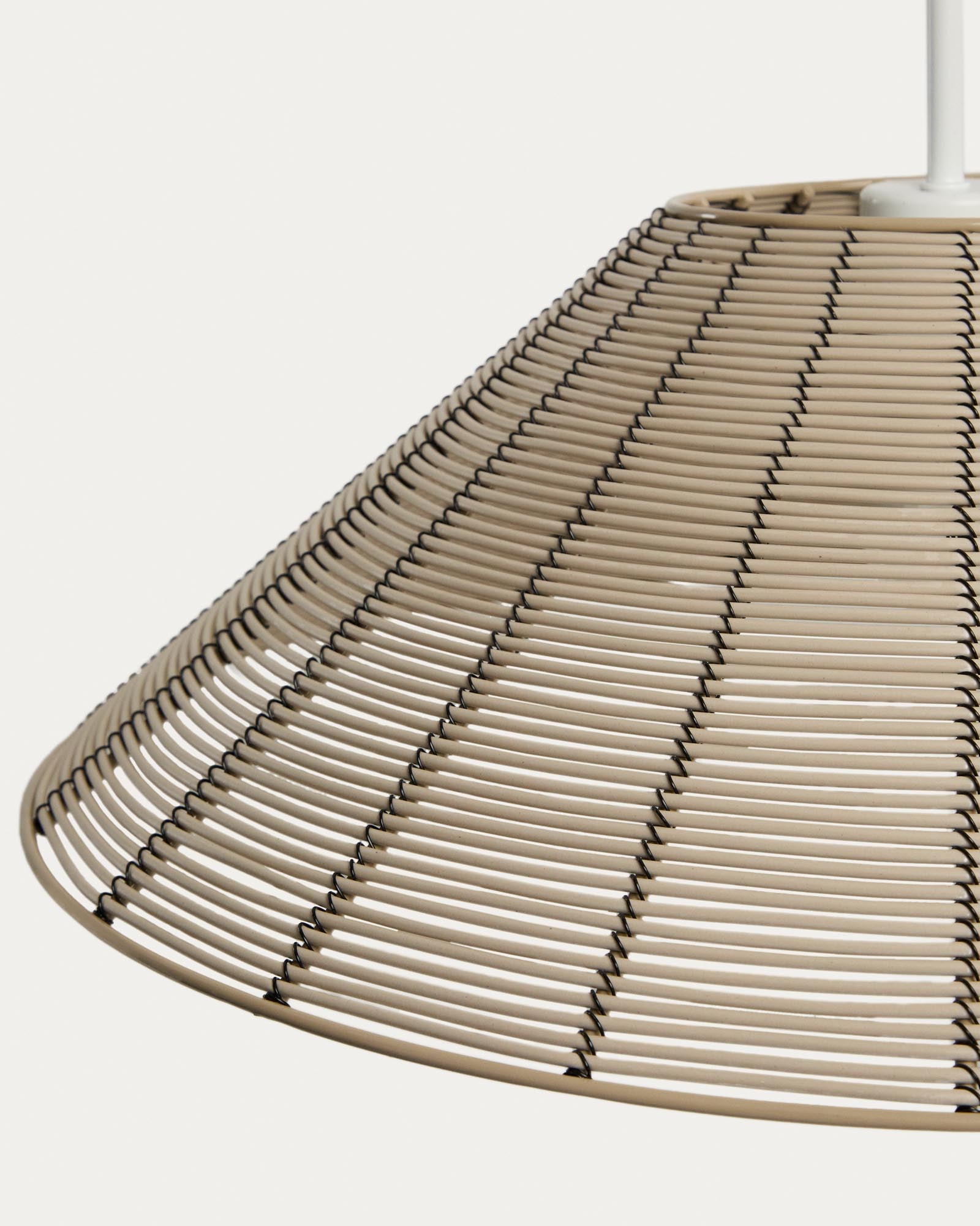 Moderner Lampenschirm aus robustem, hellgrauem Rattan, Ø 50 cm, perfekt für die dekorative Beleuchtung im Freien.