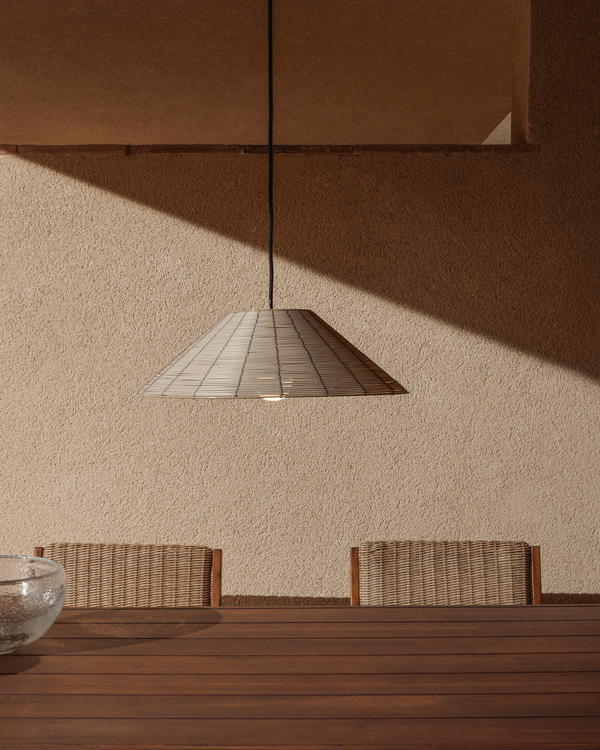 Lampenschirm für die Outdoor-Deckenleuchte Saranella aus hellgrauem synthetischem Rattan, Ø 50 cm in Beige präsentiert im Onlineshop von KAQTU Design AG. Outdoor Pendelleuchte ist von Kave Home