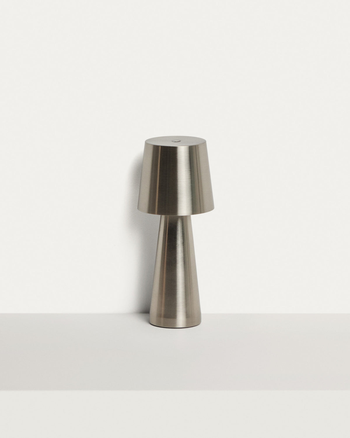 Kleine Tischlampe Arenys aus Metall mit silbern glänzendem Finish in Silber präsentiert im Onlineshop von KAQTU Design AG. Outdoor Tischleuchte ist von Kave Home