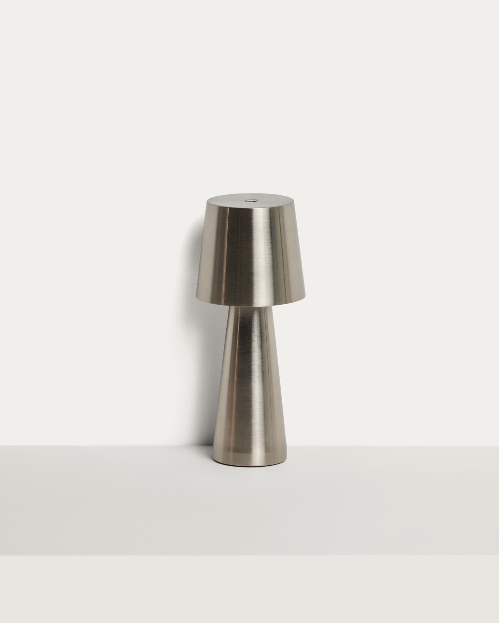 Kleine Tischlampe Arenys aus Metall mit silbern glänzendem Finish in Silber präsentiert im Onlineshop von KAQTU Design AG. Outdoor Tischleuchte ist von Kave Home