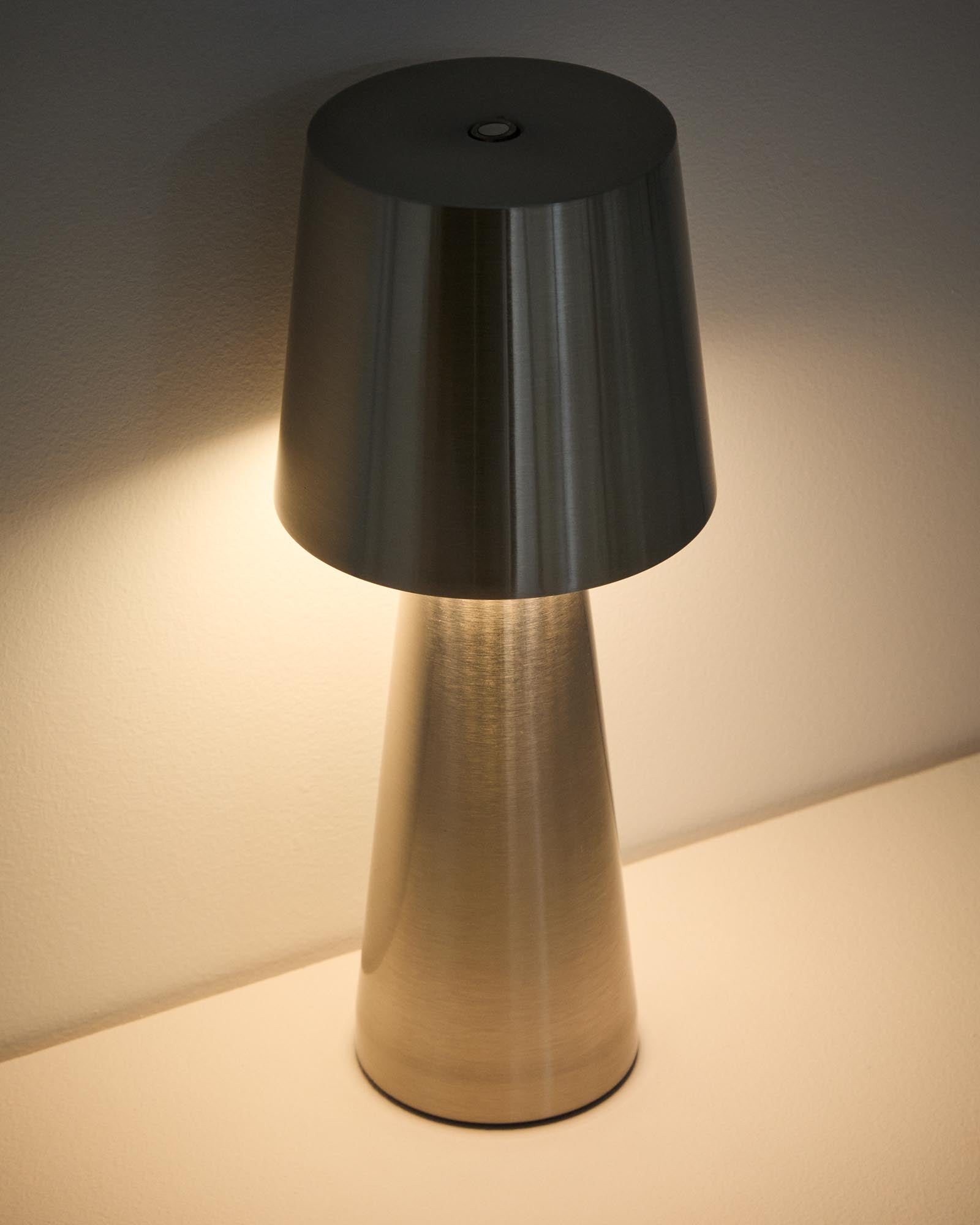 Elegante Outdoor Tischleuchte Arenys aus Metall mit glänzendem Silber-Finish, ideal für stimmungsvolle Beleuchtung auf Terrassen und Balkonen.