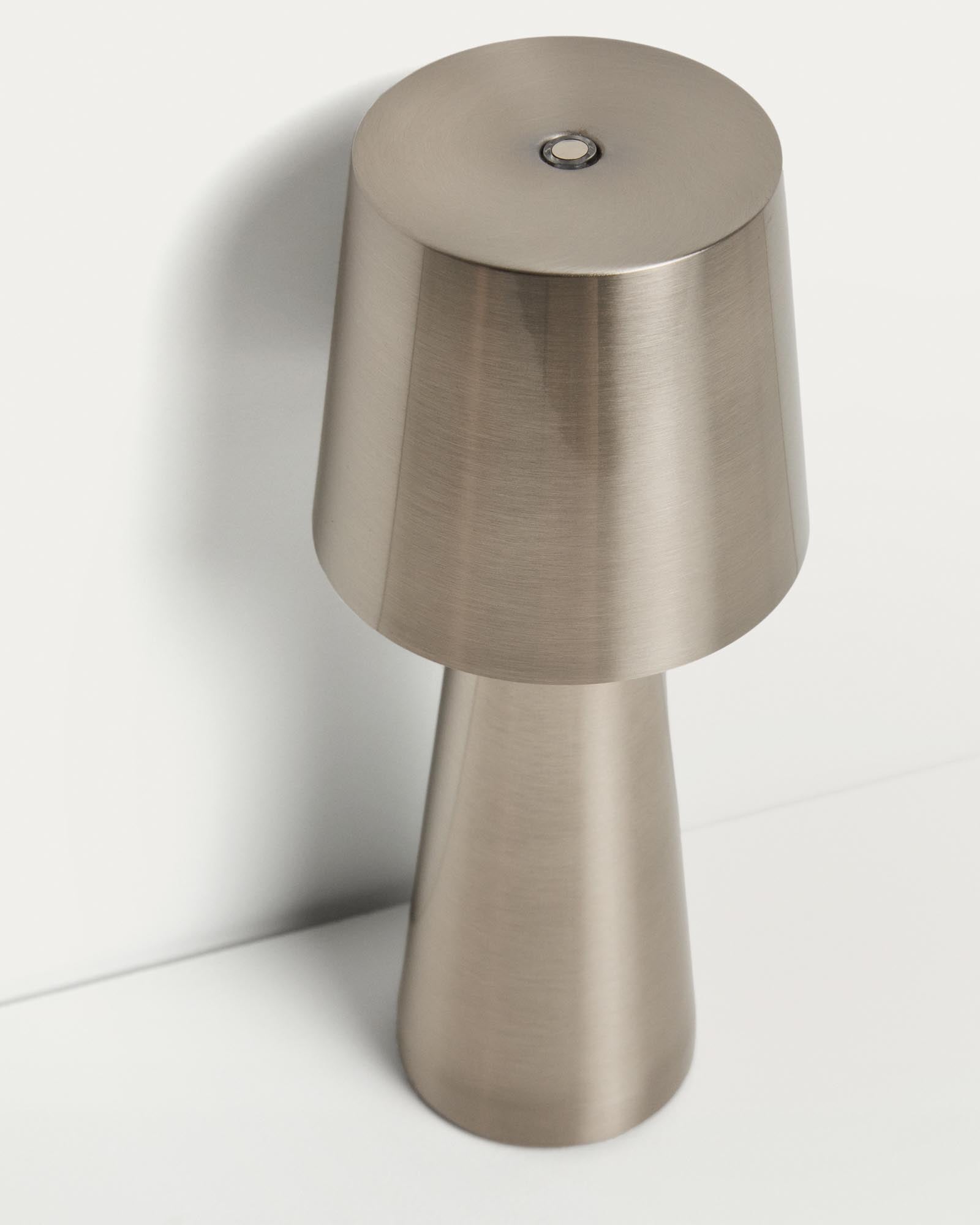 Kleine, stilvolle Tischlampe Arenys aus Metall mit schimmerndem Silber-Finish, perfekt für gemütliche Abende im Freien.