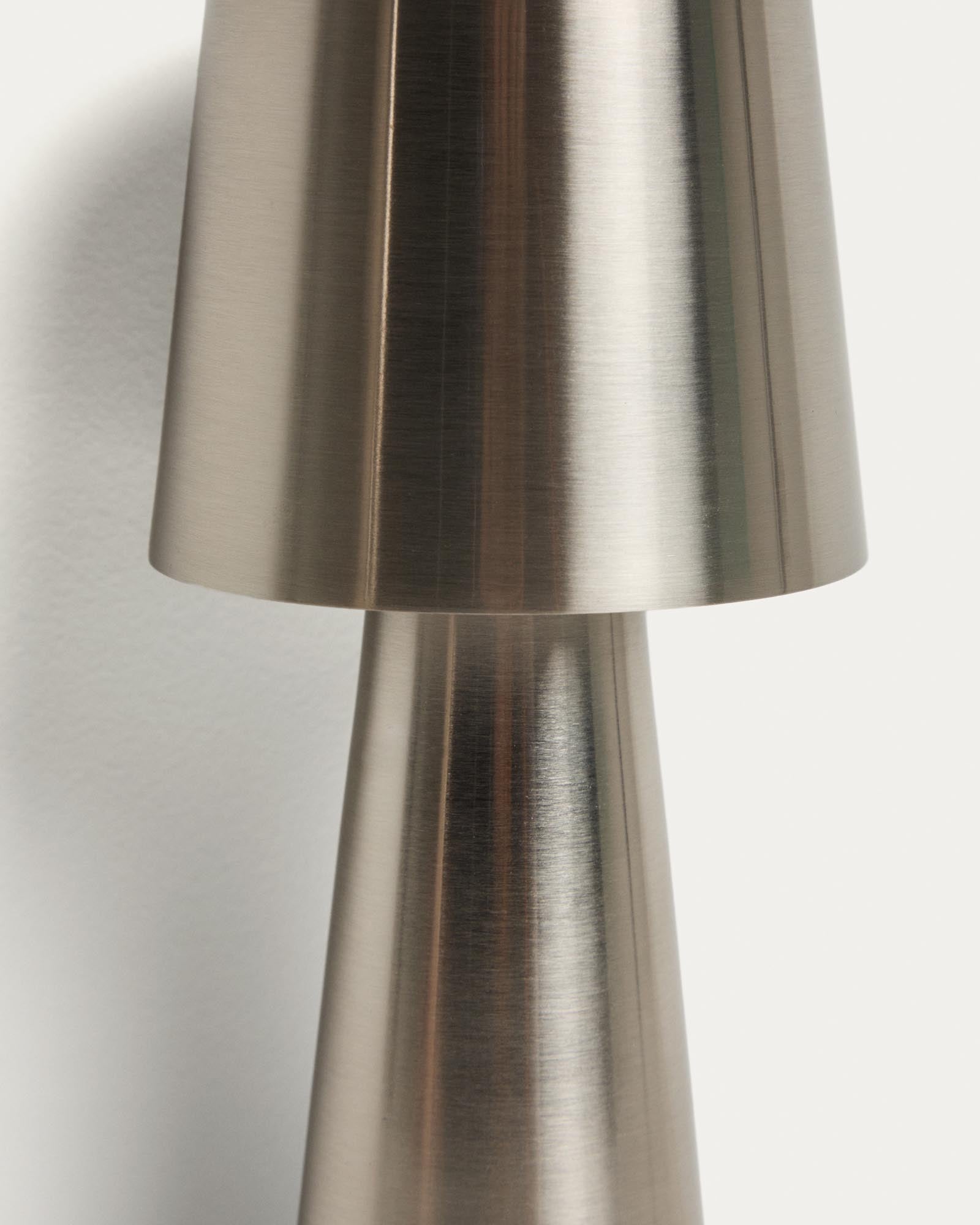Elegante Outdoor Tischleuchte Arenys aus Metall mit glänzendem Silber-Finish, ideal für stimmungsvolle Beleuchtung auf Terrassen und Balkonen.